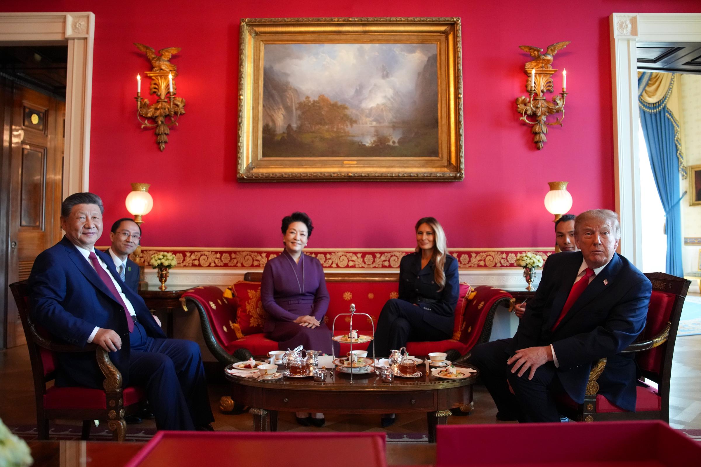 Im Roten Saal des Weißen Hauses fand ein feierliches diplomatisches Treffen statt, als Donald Trump und First Lady Melania Trump am 25. September 2026 in Washington, D.C., den chinesischen Präsidenten Xi Jinping und First Lady Peng Liyuan zu einer traditionellen Teezeremonie empfingen. Unter einem prächtigen Landschaftsgemälde in Öl versammelt, saßen die Staatschefs und ihre Ehepartner um einen niedrigen Tisch herum, auf dem Teekannen, Tassen und ein mehrstöckiger Dessertständer standen. Peng präsentierte sich elegant in einem tiefvioletten Ensemble und Melania in einem schicken schwarzen Ralph-Lauren-Hosenanzug, als sich der dreitägige Staatsbesuch dem Ende zuneigte. | Quelle: Getty Images