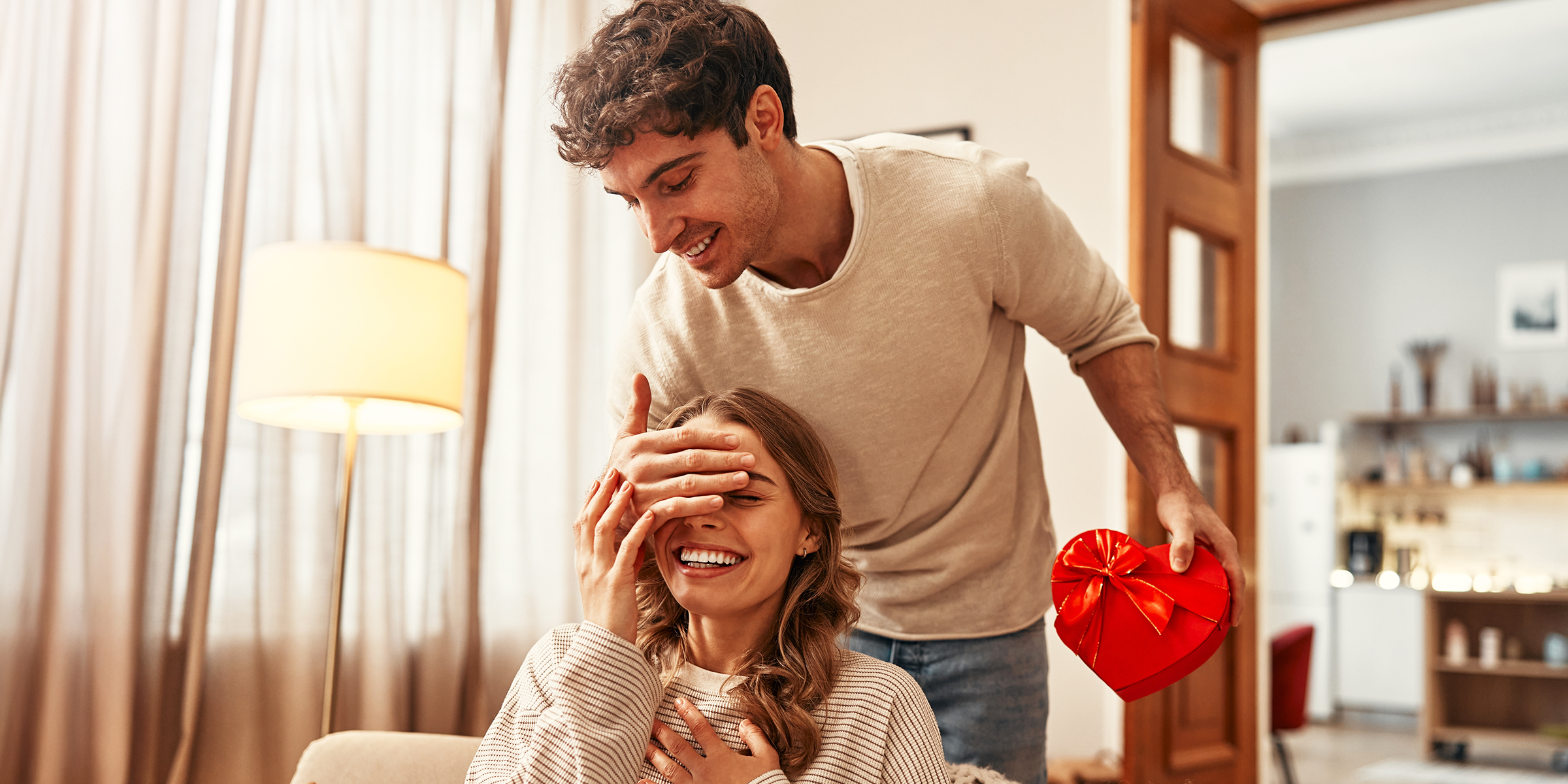 Ein Mann überreicht einer Frau ein Geschenk | Quelle: Shutterstock