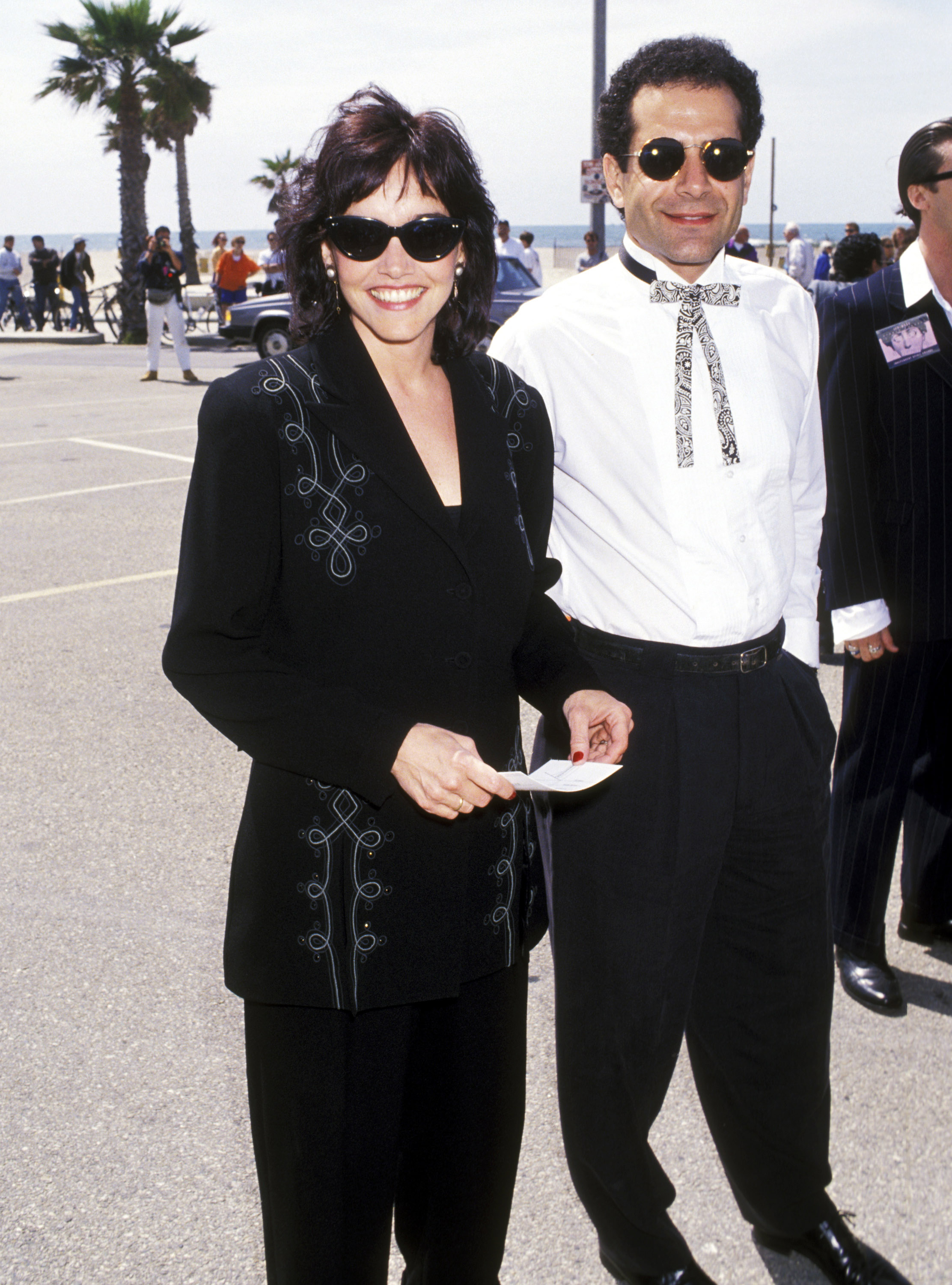 Die Schauspielerin und Tony Shalhoub bei der 8. Verleihung der IFP/West Independent Spirit Awards 1993 in Santa Monica, Kalifornien. | Quelle: Getty Images