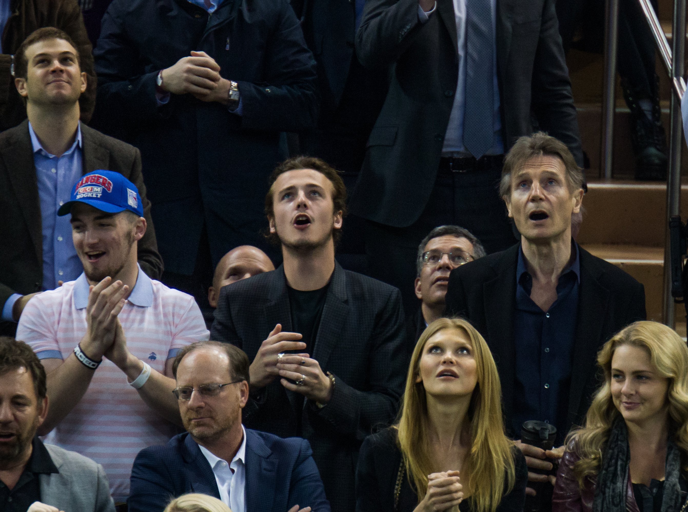 Liam Neeson und seine Söhne Daniel Neeson und Micheal Neeson beim Spiel zwischen den New York Rangers und den Boston Bruins im Madison Square Garden am 23. März 2016 | Quelle: Getty Images