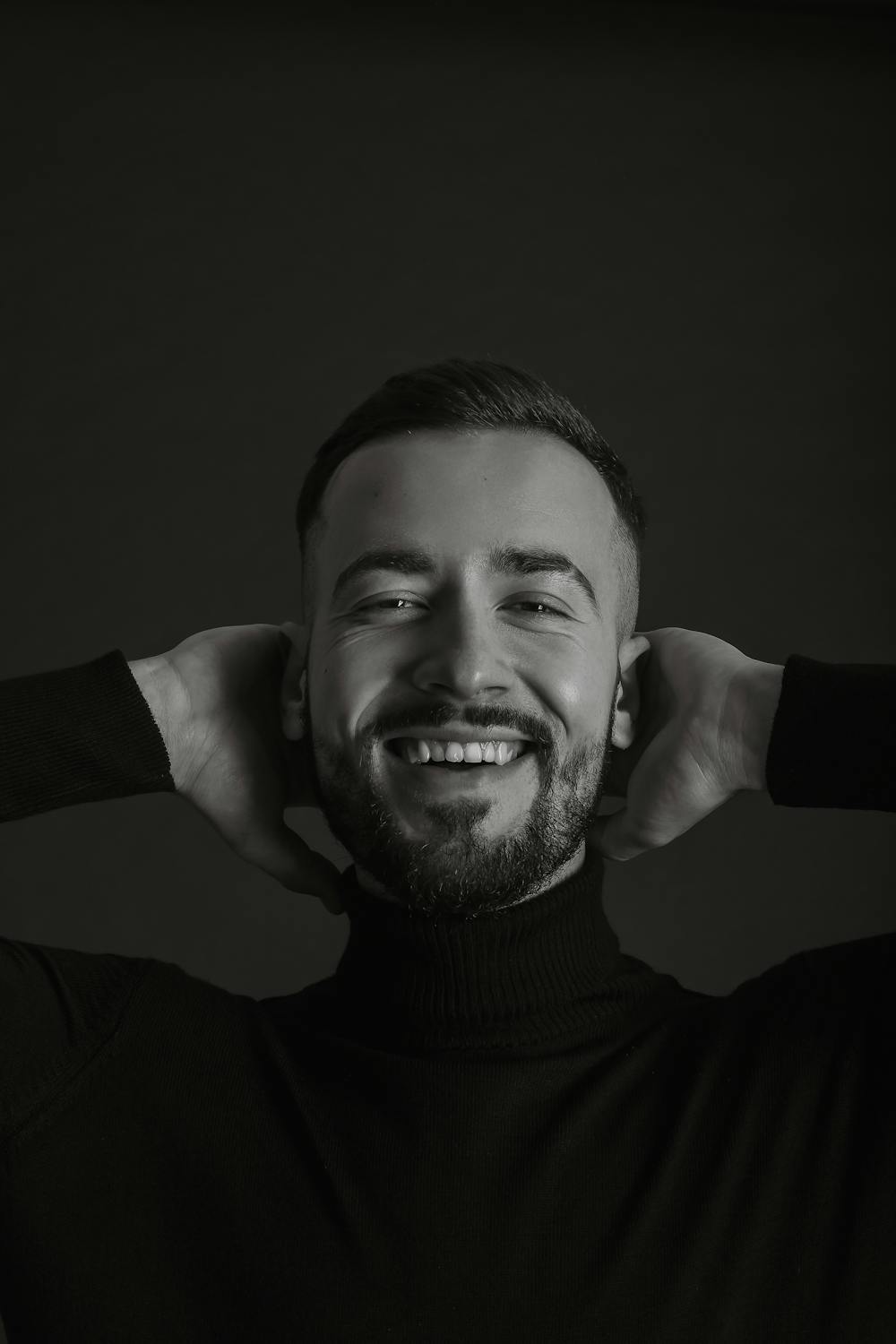 Ein unbeschwert lächelnder Mann | Quelle: Pexels