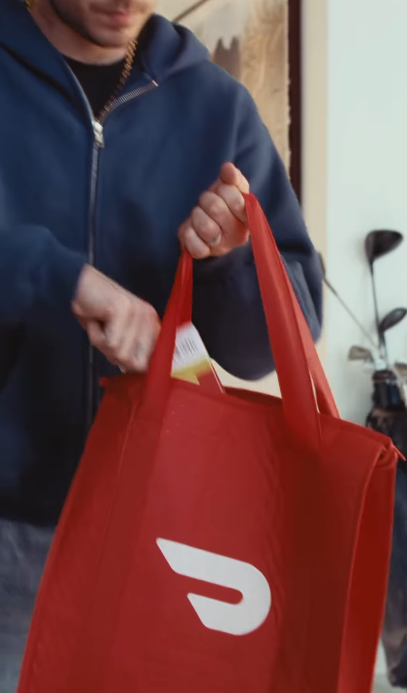 In dem Werbespot war zu sehen, wie Brooklyn im Rahmen einer DoorDash-Aktion seine WM-Tickets weitergab. Die Kampagne löste später im Internet gemischte Reaktionen aus. | Quelle: Instagram/brooklynpeltzbeckham
