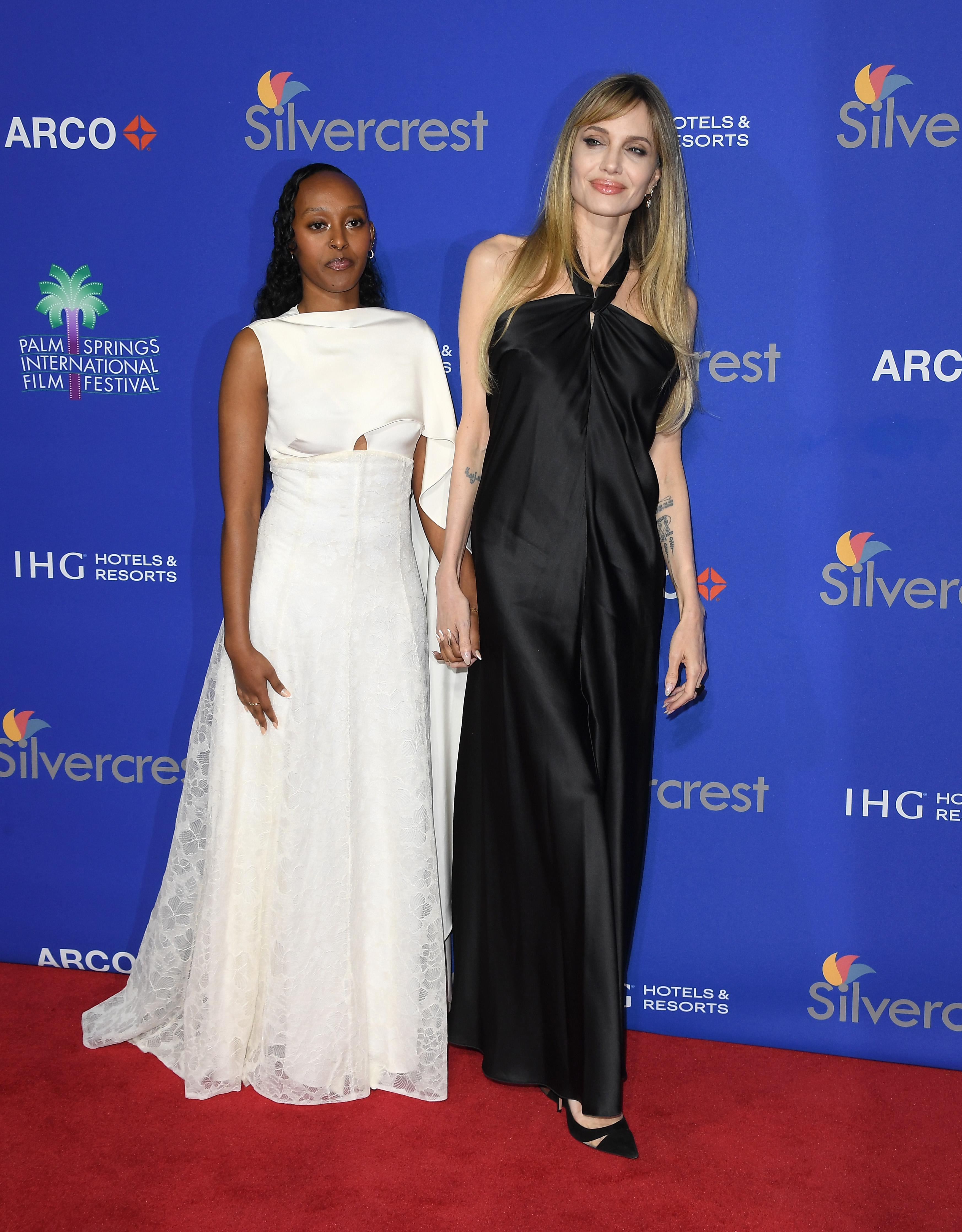 Zahara Marley Jolie und Angelina Jolie bei den 36th Annual Palm Springs International Film Festival Film Awards am 03. Januar 2025 in Palm Springs, Kalifornien. | Quelle: Getty Images