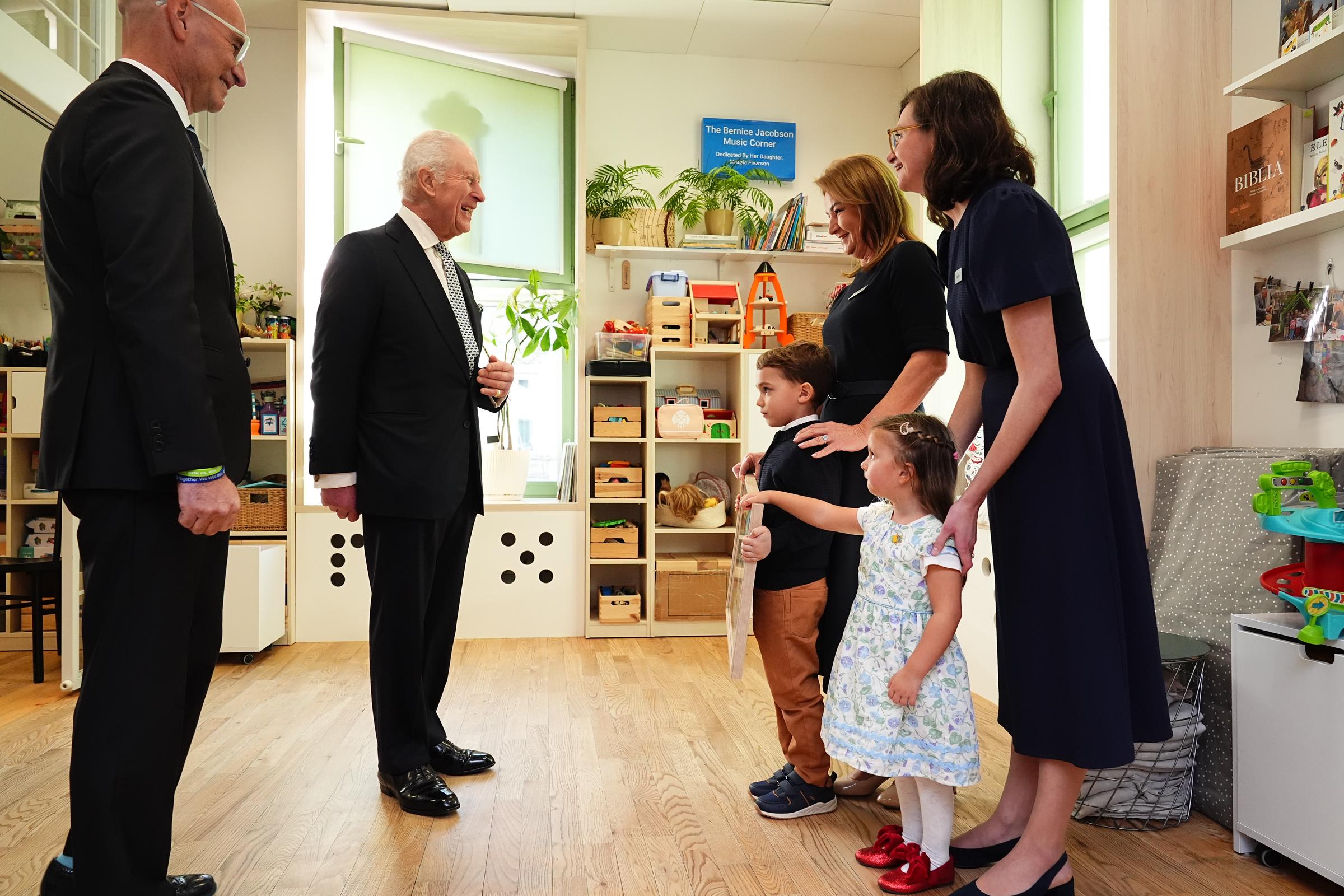 König Charles III. erhält ein Bild von Kindern, die ihm für seinen Besuch im jüdischen Gemeindezentrum danken | Quelle: Getty Images