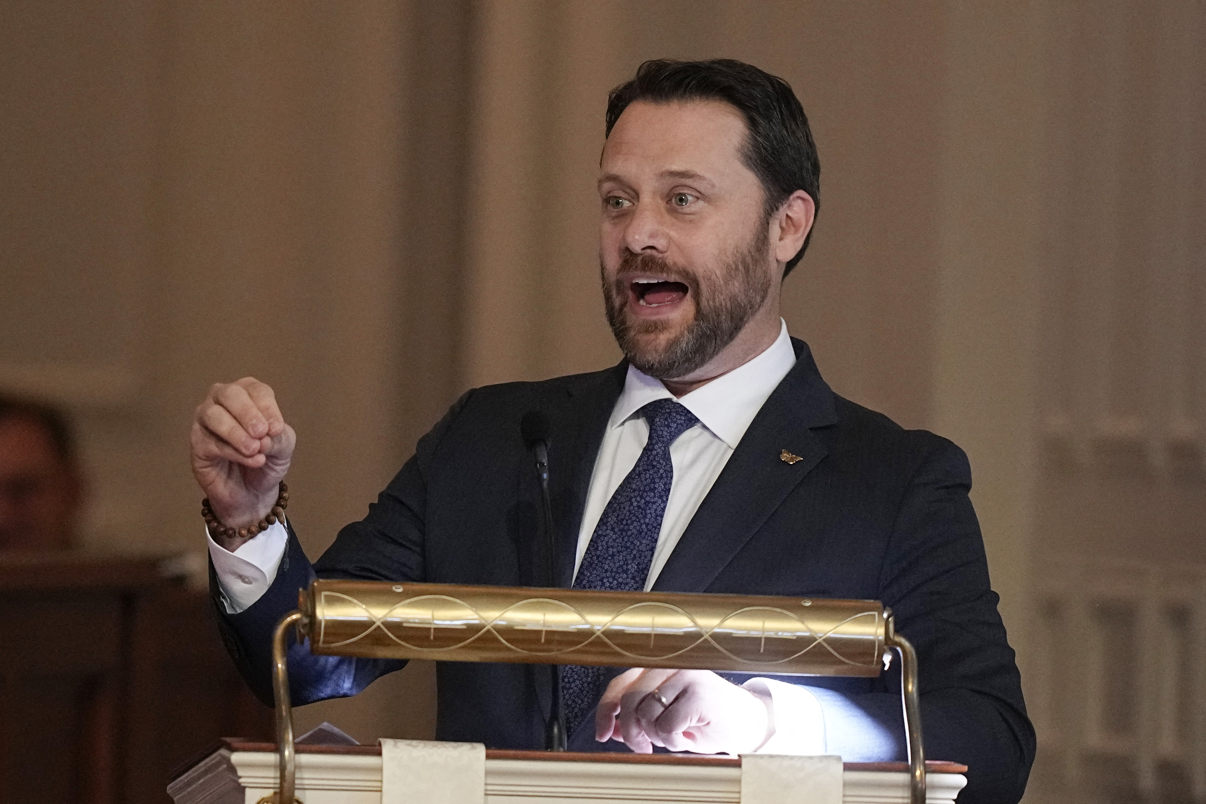 Jason Carter spricht bei der Gedenkfeier für die verstorbene ehemalige First Lady der USA Rosalynn Carter in Atlanta, Georgia am 28. November 2023 | Quelle: Getty Images