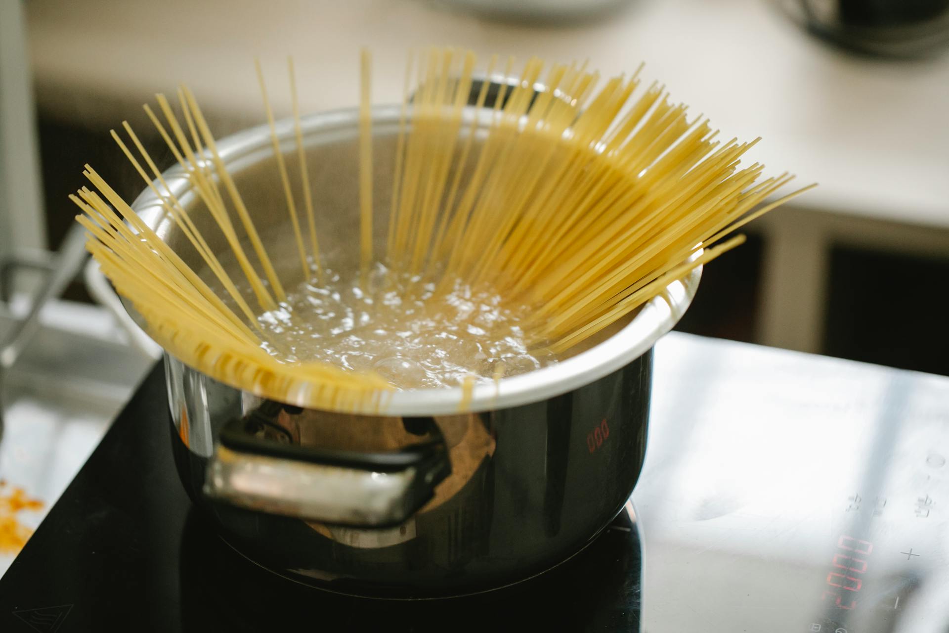 Spaghetti kochen in einer Pfanne | Quelle: Pexels