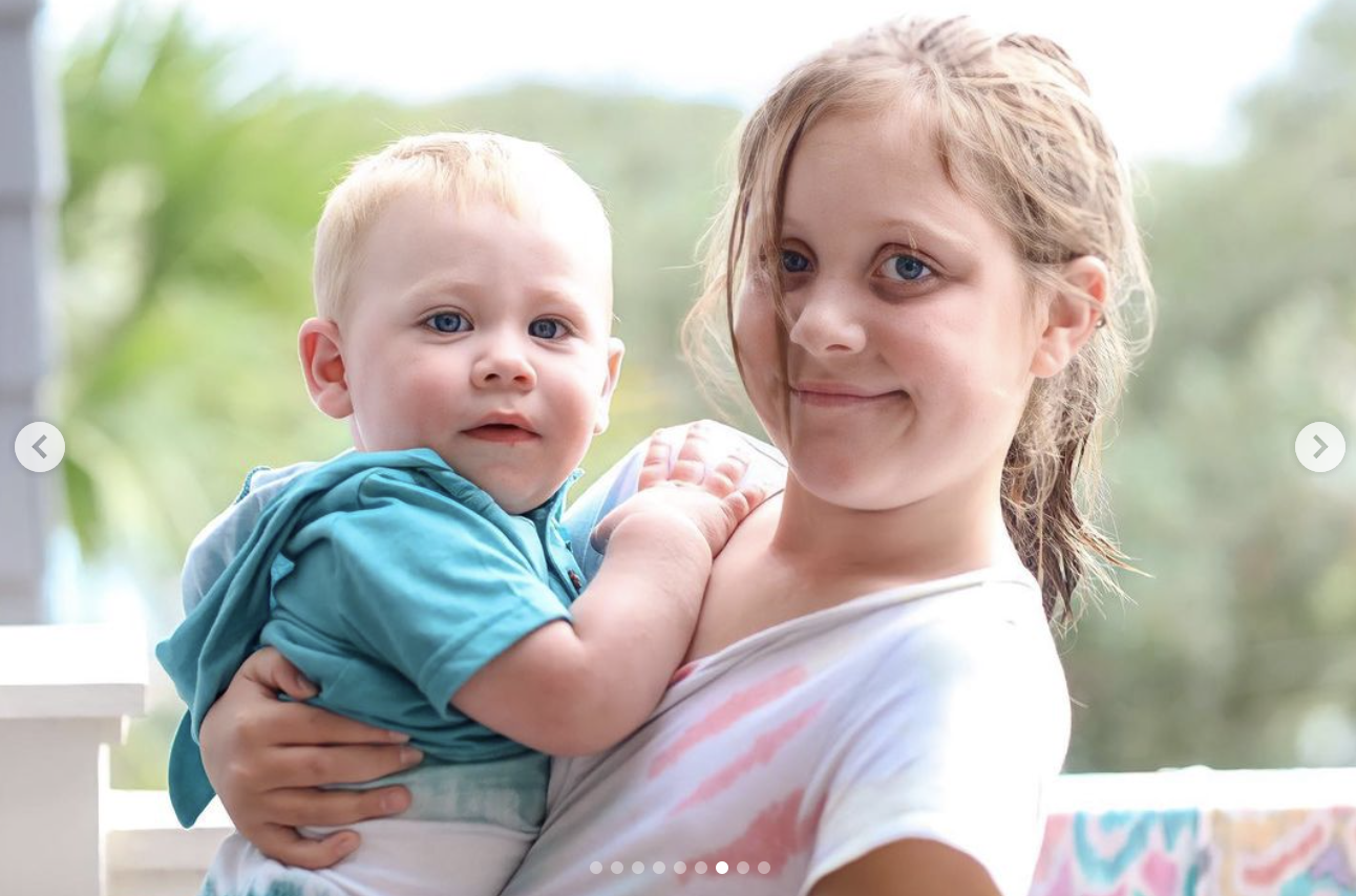 Beau mit seiner älteren Schwester Emma, zu sehen in einem Beitrag vom 24. Juni 2022 | Quelle: Instagram/jujubdaily