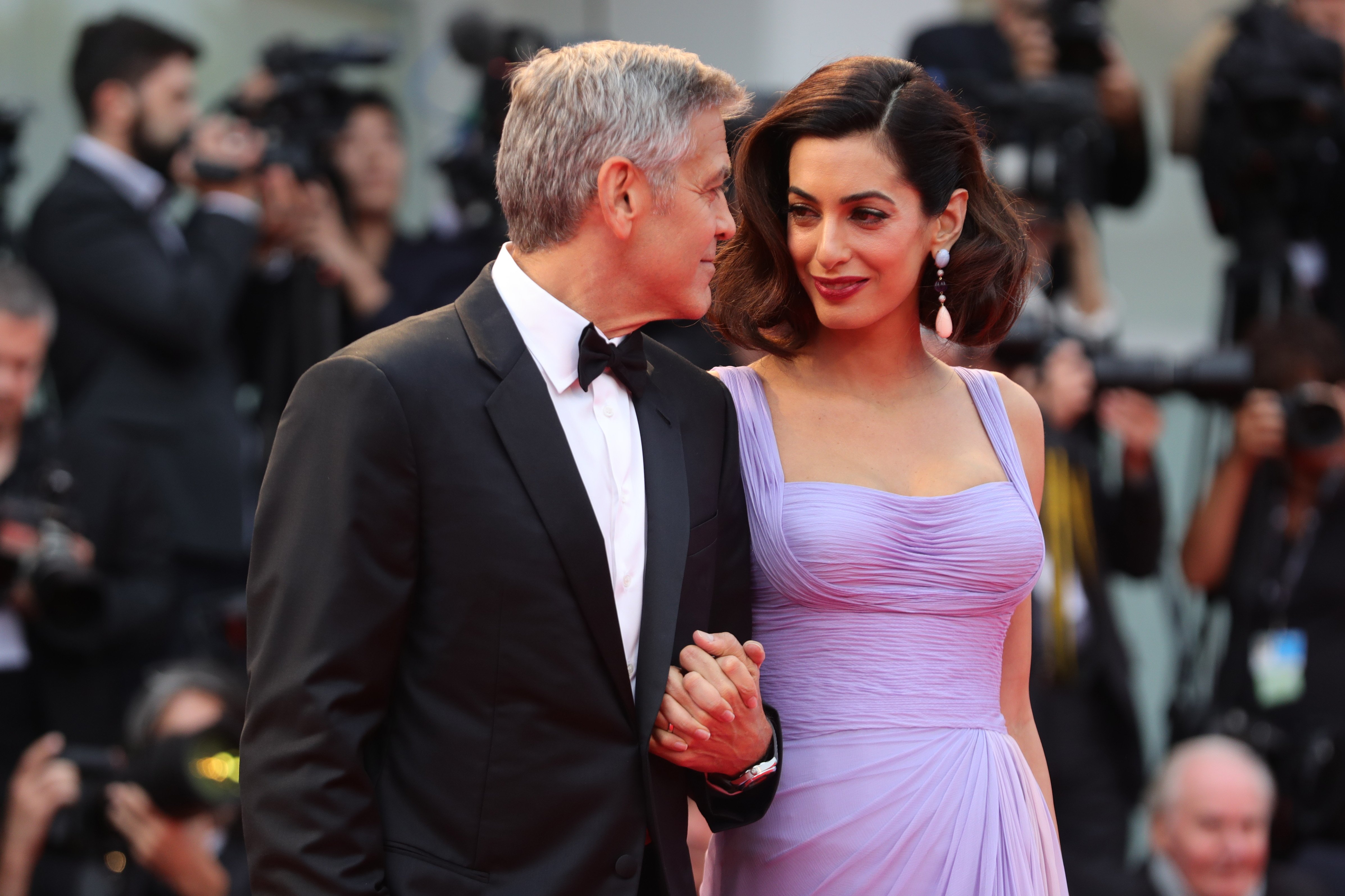 George Clooney und Amal Clooney bei der "Suburbicon"-Vorführung während der 74. Filmfestspiele von Venedig im Sala Grande am 2. September 2017 in Venedig, Italien | Quelle: Getty Images