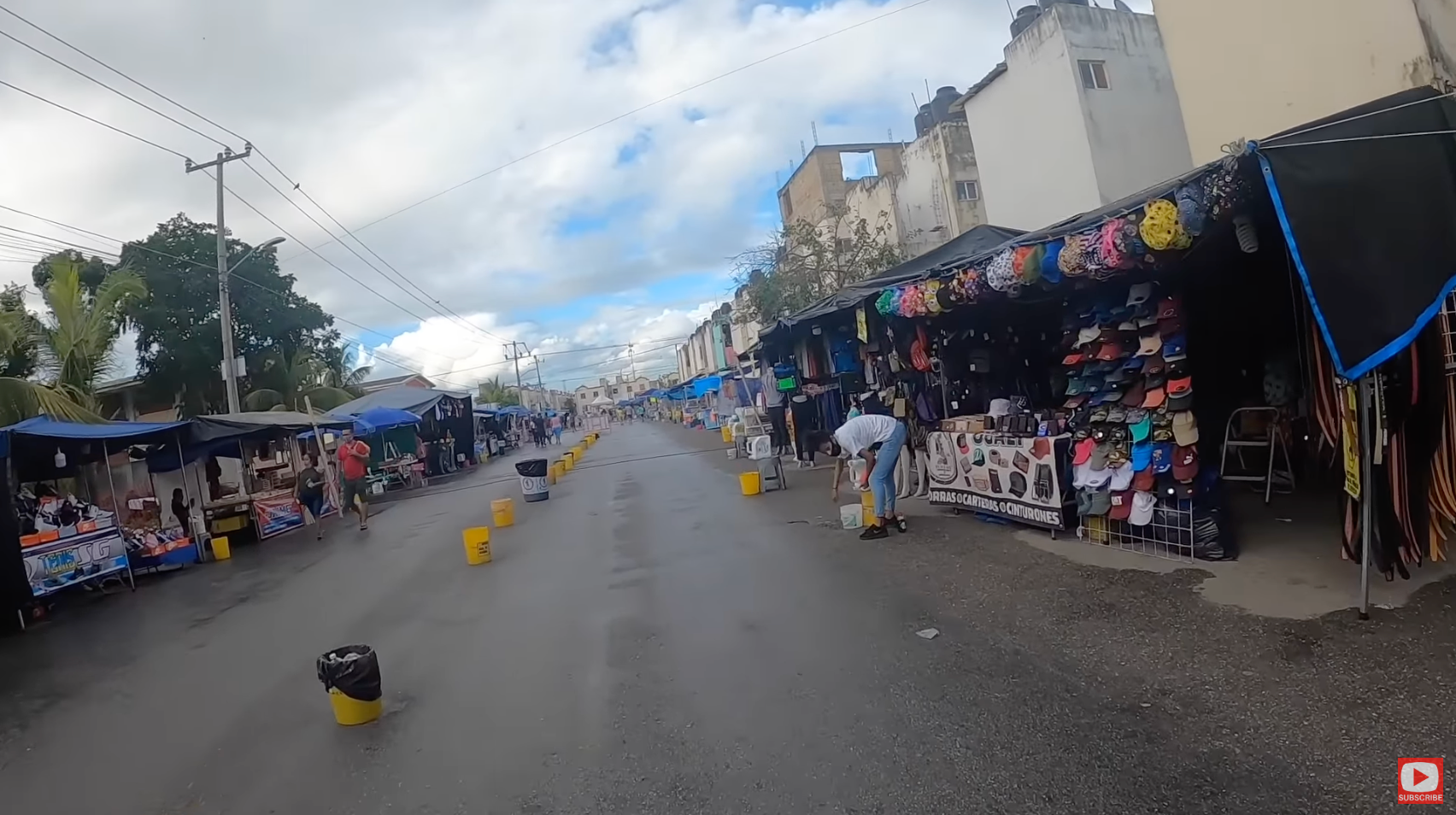 Ein Blick auf den Straßenmarkt in Cancuns Villas Otoch Paraiso in Mexiko am 12. Oktober 2022 | Quelle: YouTube/Timmy Karter