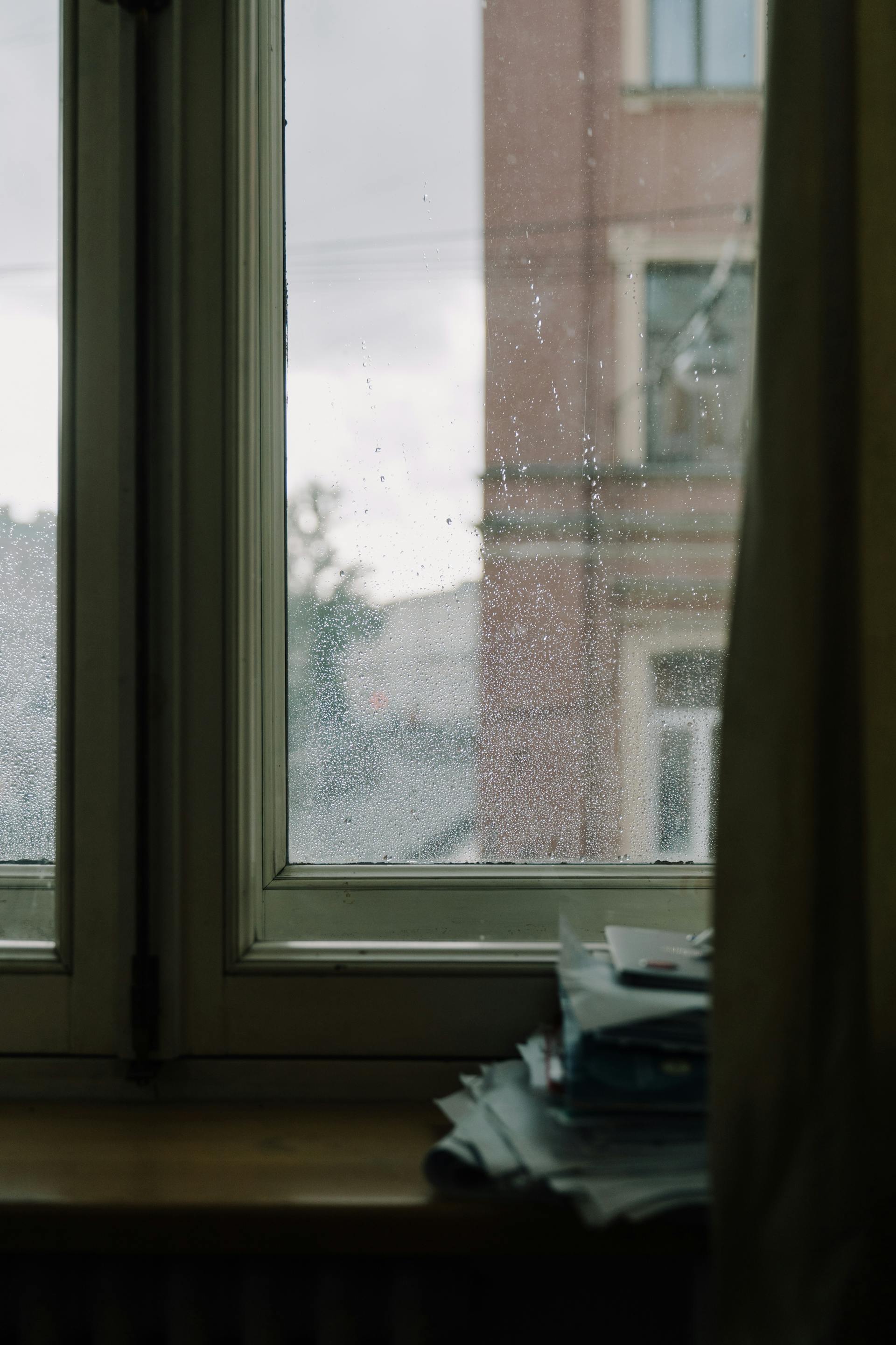 Regentropfen auf dem Fenster | Quelle: Pexels