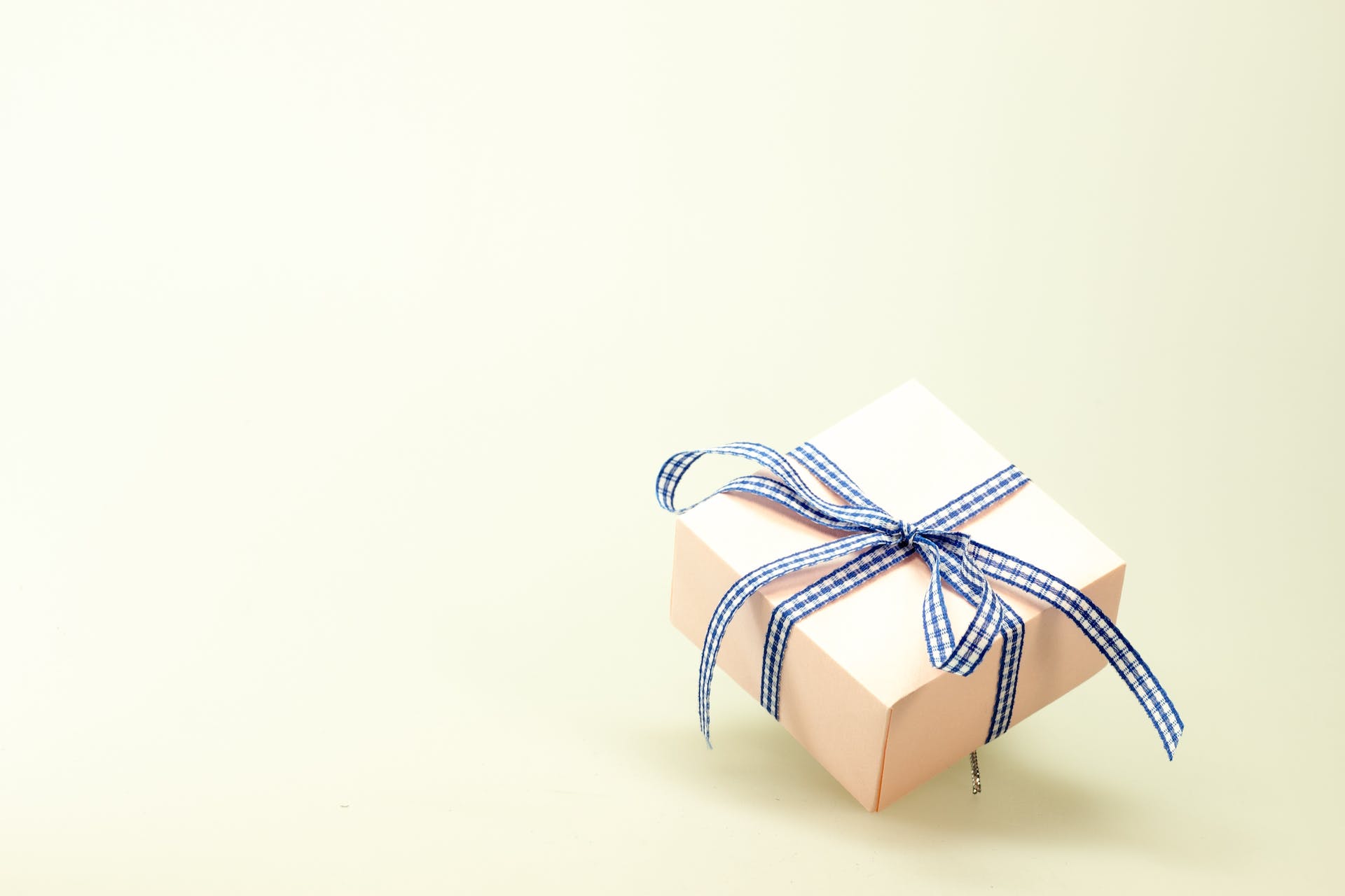 Weiße Geschenkbox mit blauem Band. | Quelle: Pexels