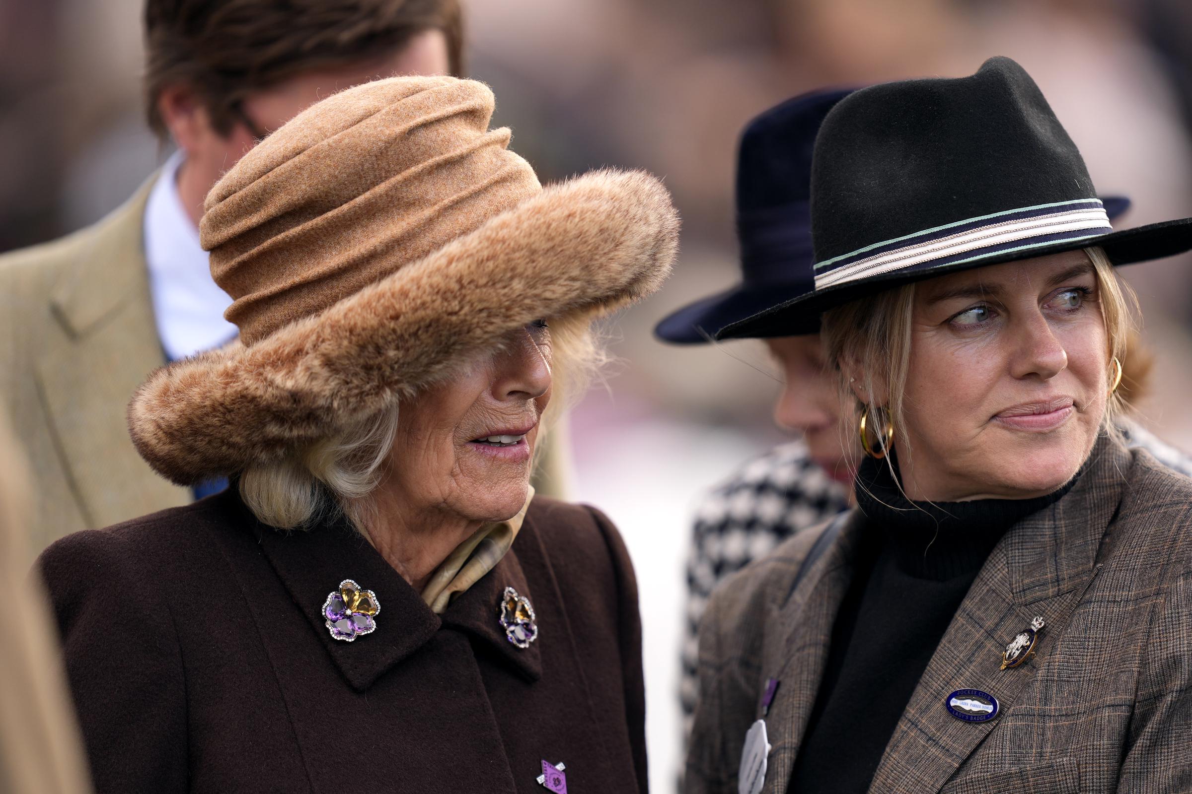 Königin Camilla mit Tochter Laura Lopes im Paradering am zweiten Tag des Cheltenham Festivals 2025 auf dem Cheltenham Racecourse, am 12. März 2025 | Quelle: Getty Images