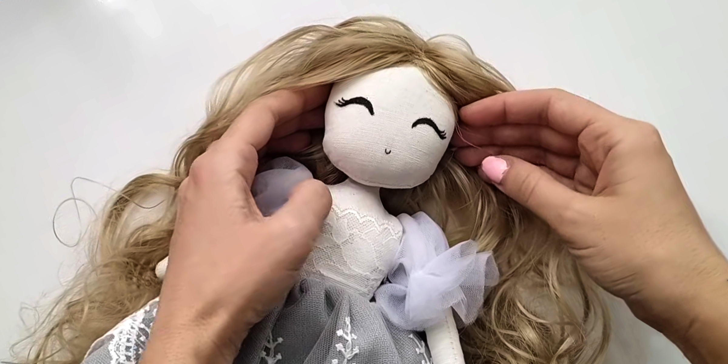 Die Hände eines Menschen und eine Puppe | Quelle: YouTube/CraftyGirlShirin