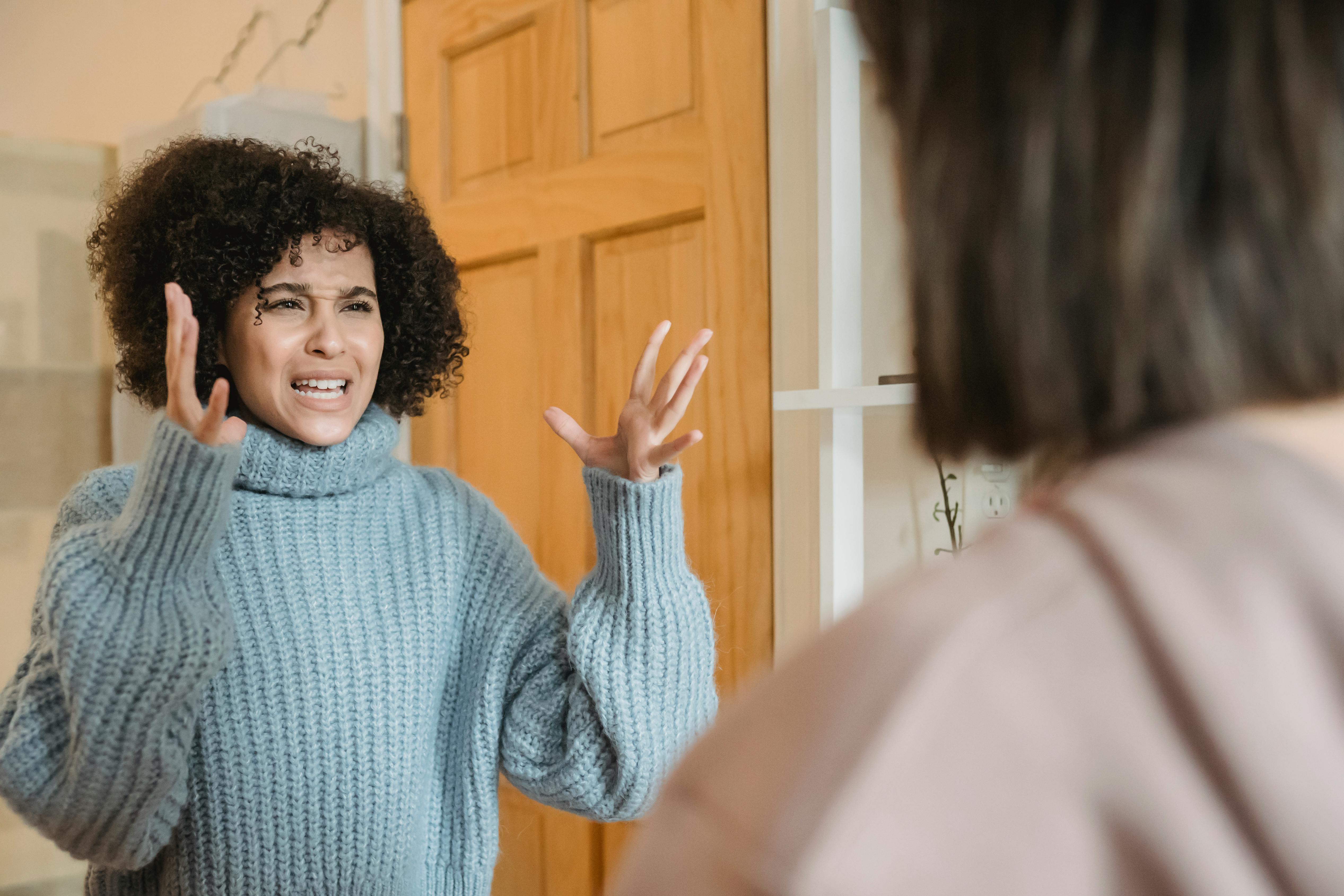 Eine Frau inmitten eines Streits | Quelle: Pexels