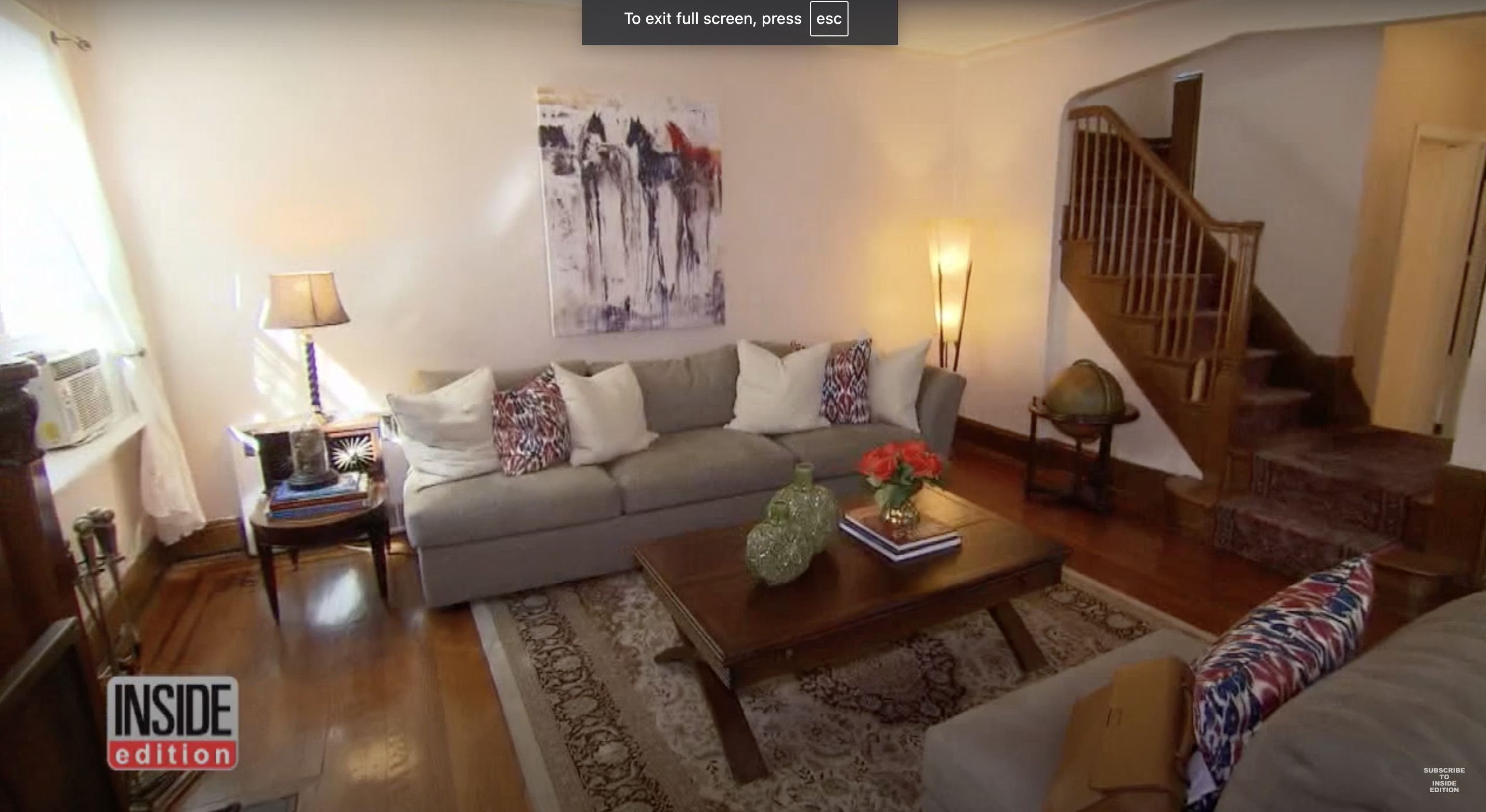 Ein Blick in das Wohnzimmer von Präsident Donald Trumps Elternhaus, wie in einem Video vom 10. September 2016 zu sehen ist | Quelle: YouTube/InsideEdition