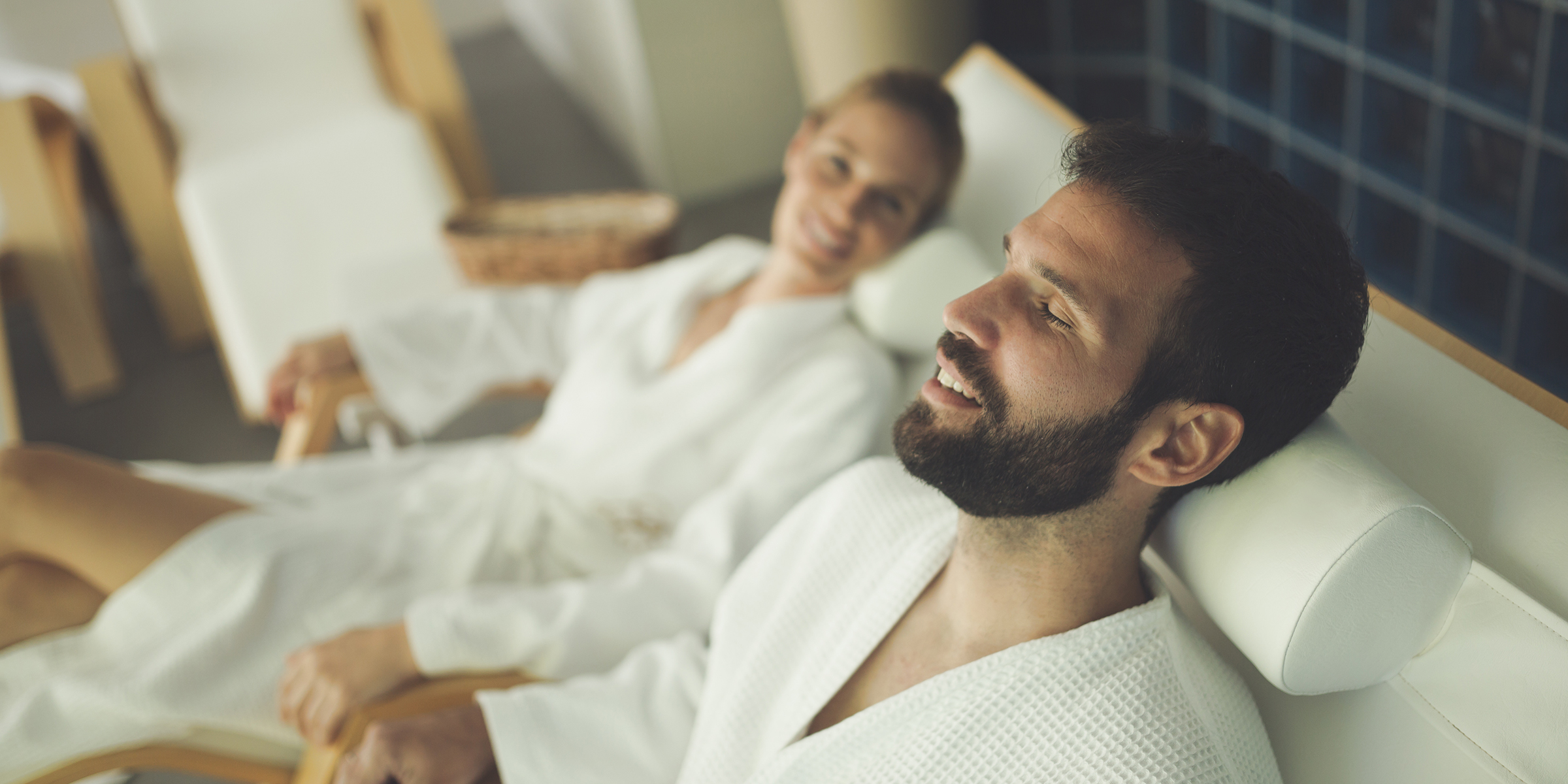 Ein Mann und eine Frau entspannen sich in einem Spa | Quelle: Shutterstock