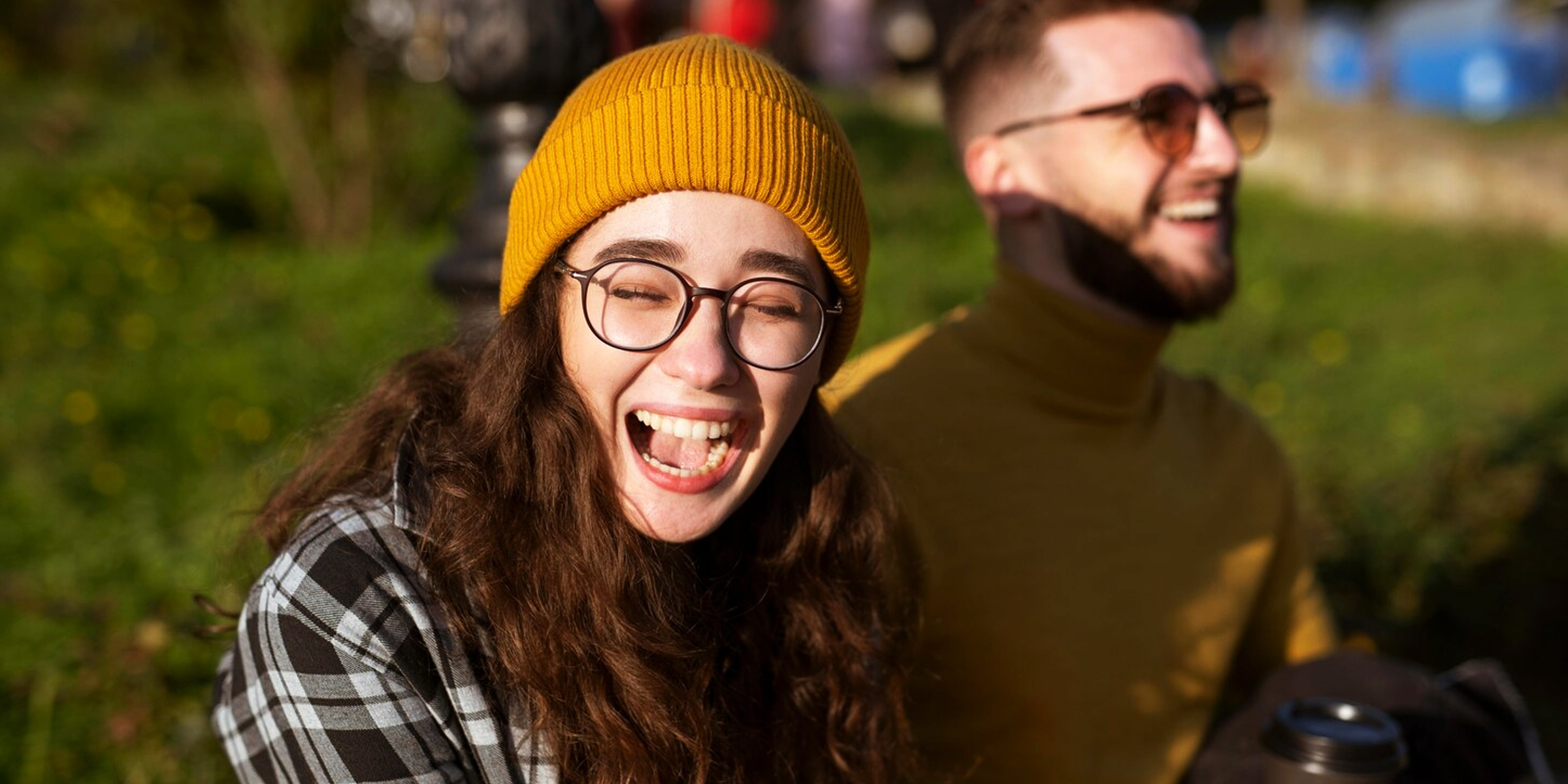 Eine Nahaufnahme einer lachenden jungen Frau | Quelle: Freepik