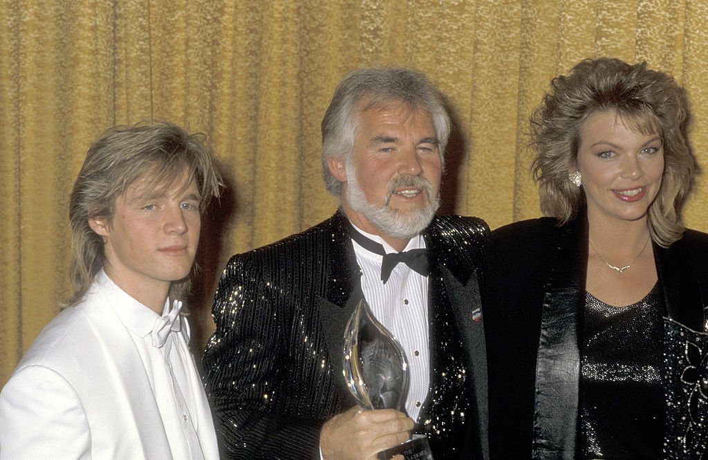Der verstorbene amerikanische Sänger mit seinem erstgeborenen Sohn und seiner Tochter bei den 12th Annual People's Choice Awards am 11. März 1986 in Santa Monica, Kalifornien | Quelle: Getty Images