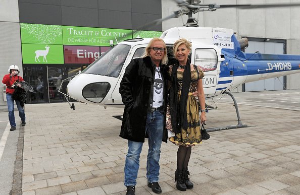 Carmen und Robert Geissen vor einem Helikopter, Salzburg, 2013 | Quelle: Getty Images
