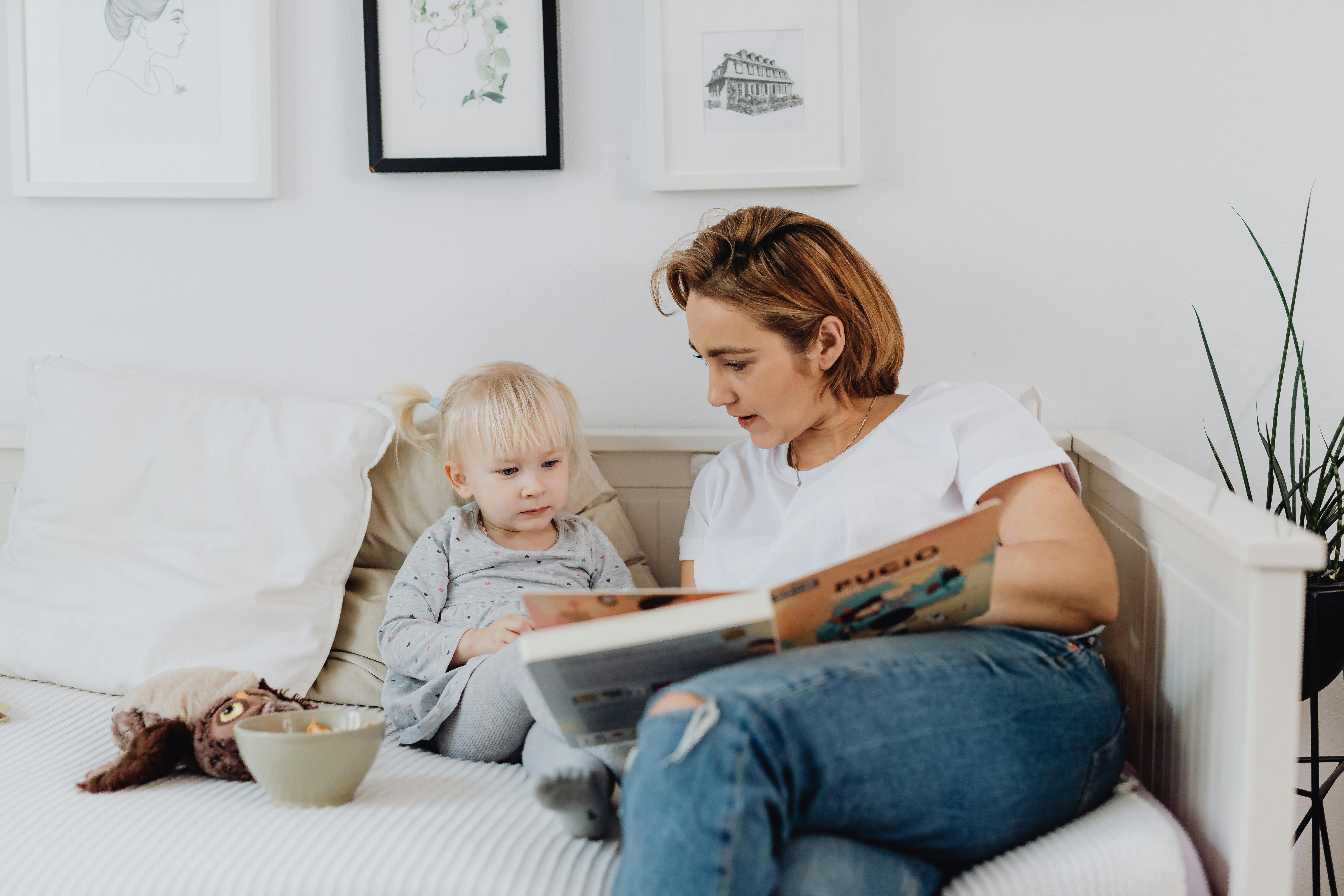 Eine Frau liest einem Kind ein Buch vor | Quelle: Pexels