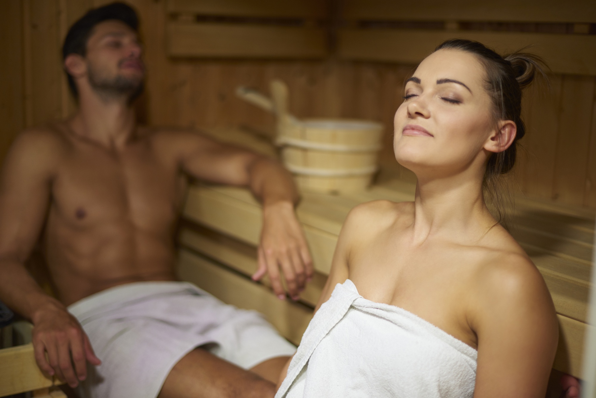 Ein Mann und eine Frau chillen zusammen in einer Sauna | Quelle: Freepik