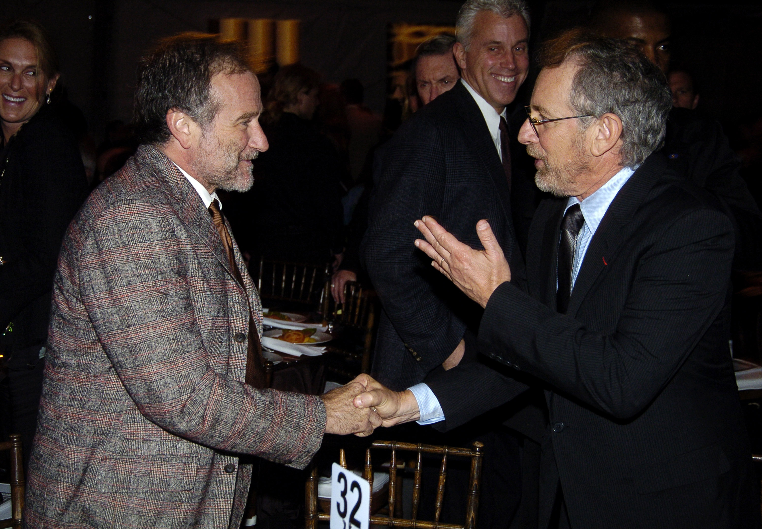 Robin Williams und Steven Spielberg bei der Veranstaltung zu Ehren von Präsident William Jefferson Clinton, die von Ambassadors for Humanity in Los Angeles, Kalifornien, im Jahr 2005 veranstaltet wurde | Quelle: Getty Images