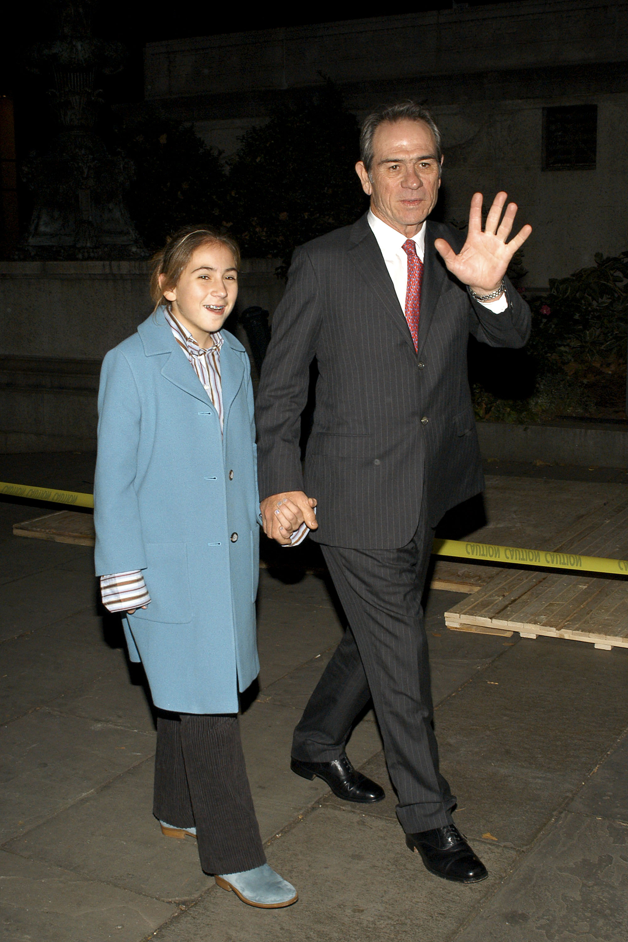 Tommy Lee Jones und Victoria Jones bei der Afterparty zur Premiere von "The Missing at the Bryant Park Grill" am 16. November 2003 in New York. | Quelle: Getty Images