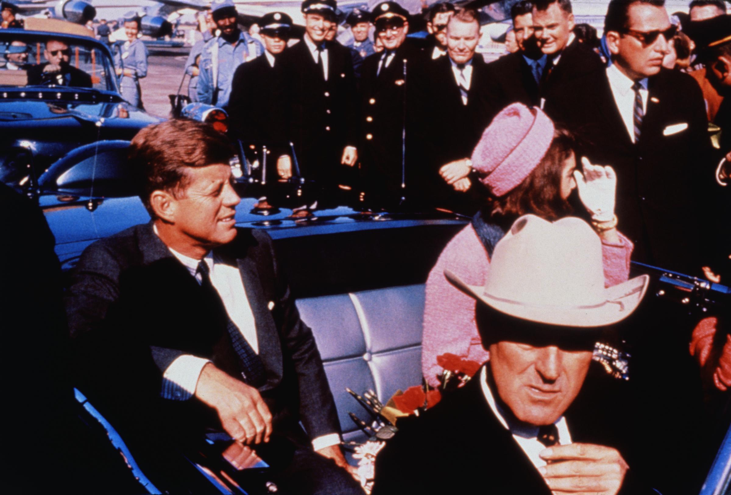 Der ehemalige US-Präsident John F. Kennedy und die First Lady Jacqueline Kennedy mit dem texanischen Gouverneur John Connally auf dem Dealey Plaza in Dallas, Texas, am 22. November 1963. | Quelle: Getty Images