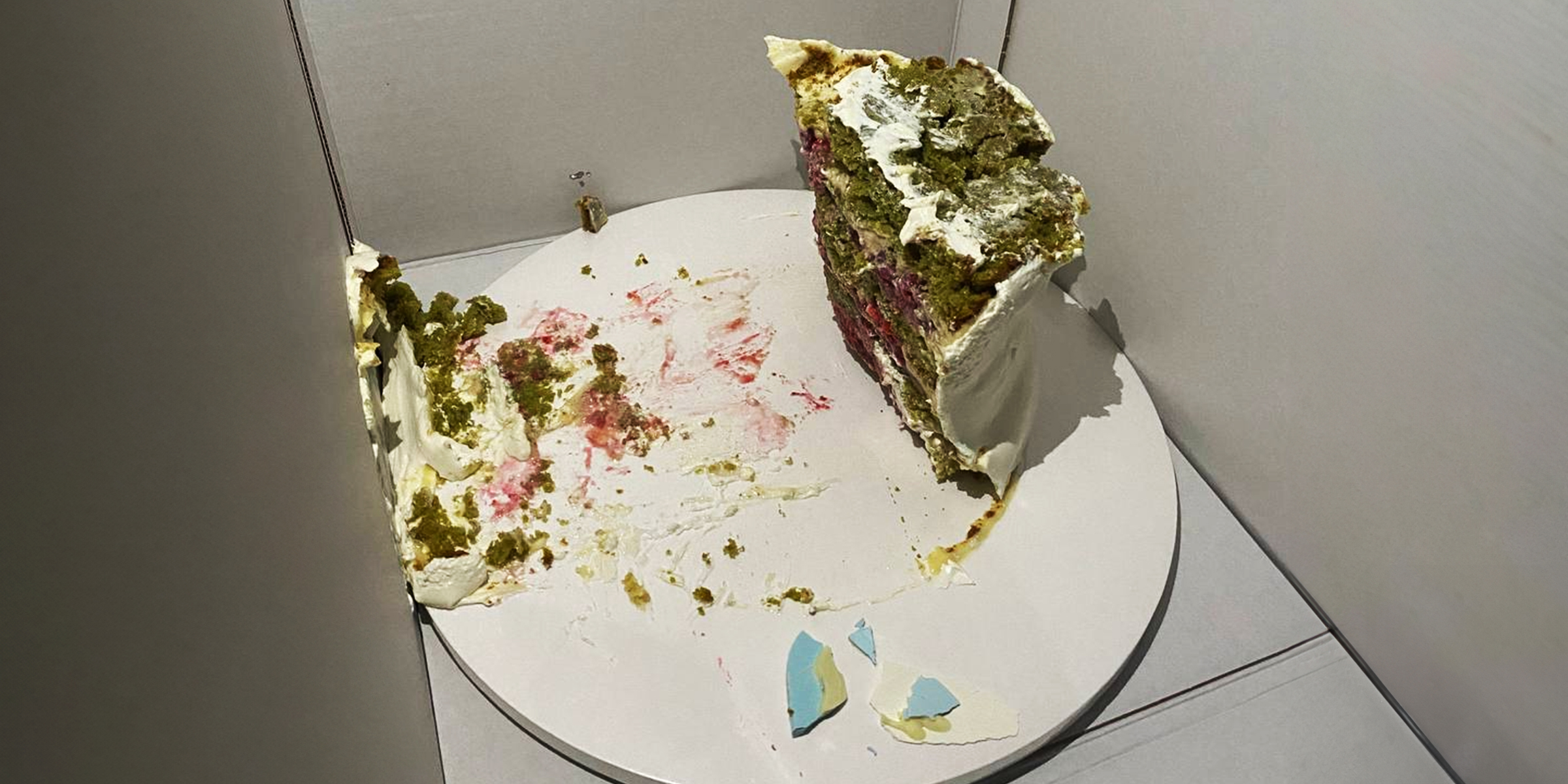 Ein halb aufgegessener Kuchen | Quelle: Amomama