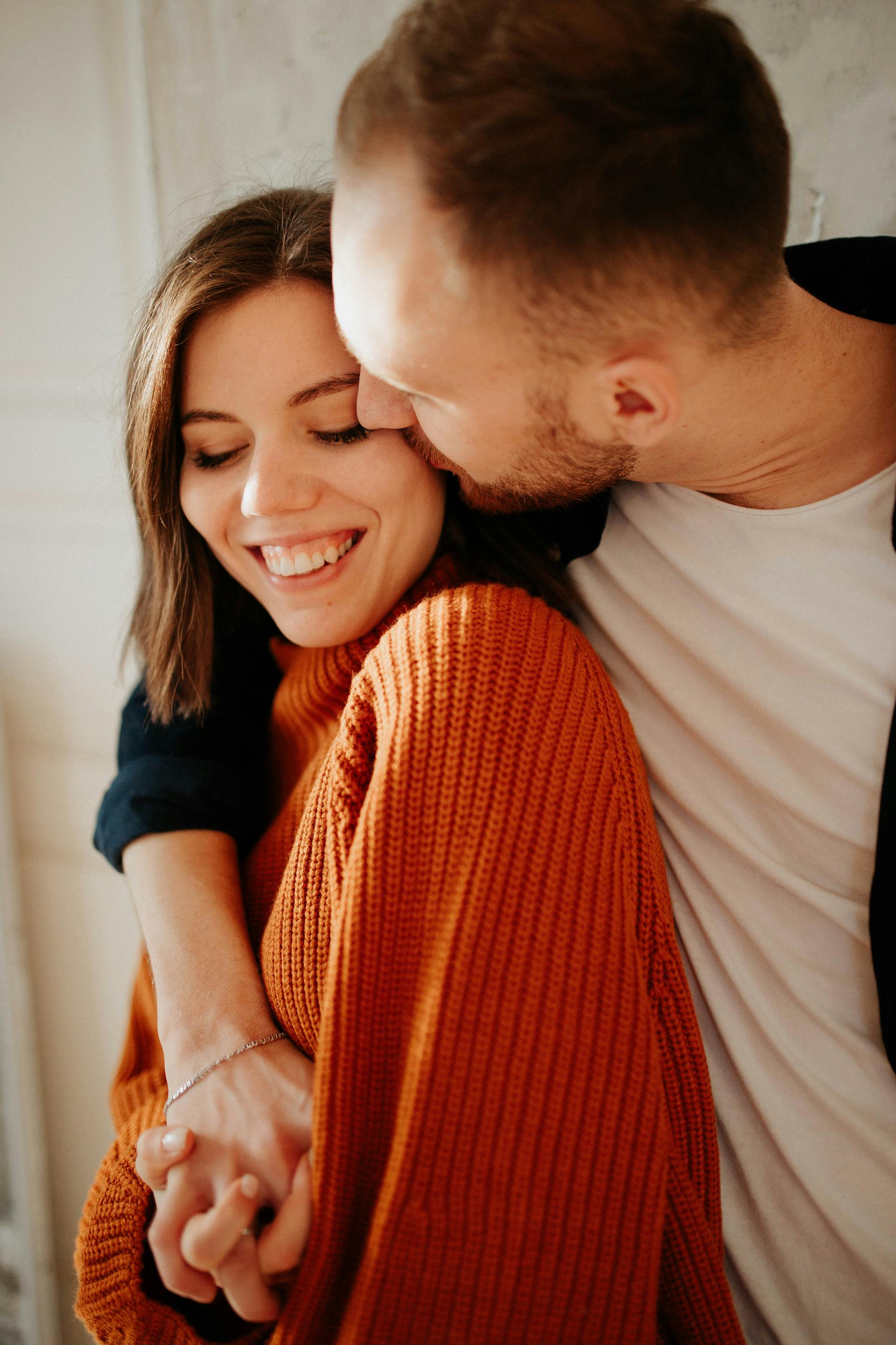 Ein Mann, der seine Frau küsst und umarmt | Quelle: Pexels