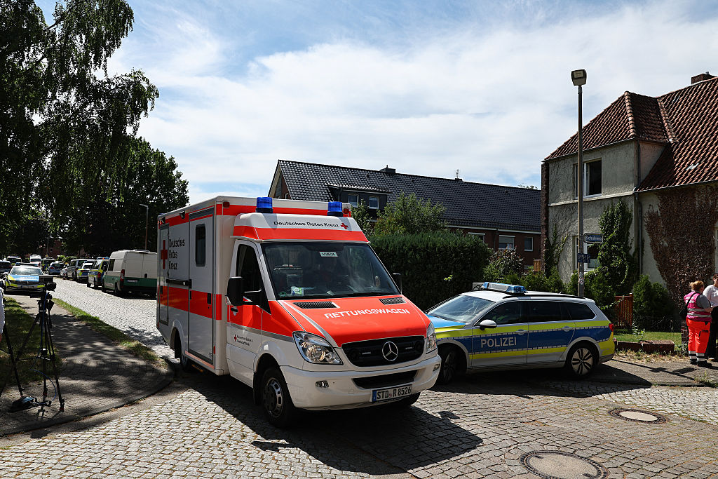 Ein Polizeiauto und ein Krankenwagen sind in der Nähe des Tatorts zu sehen, an dem am 29. Juni 2026 bei einer Schießerei in Stade, einer Stadt im Norden Deutschlands etwa 50 Kilometer westlich von Hamburg, fünf Menschen ums Leben kamen. | Quelle: Getty Images