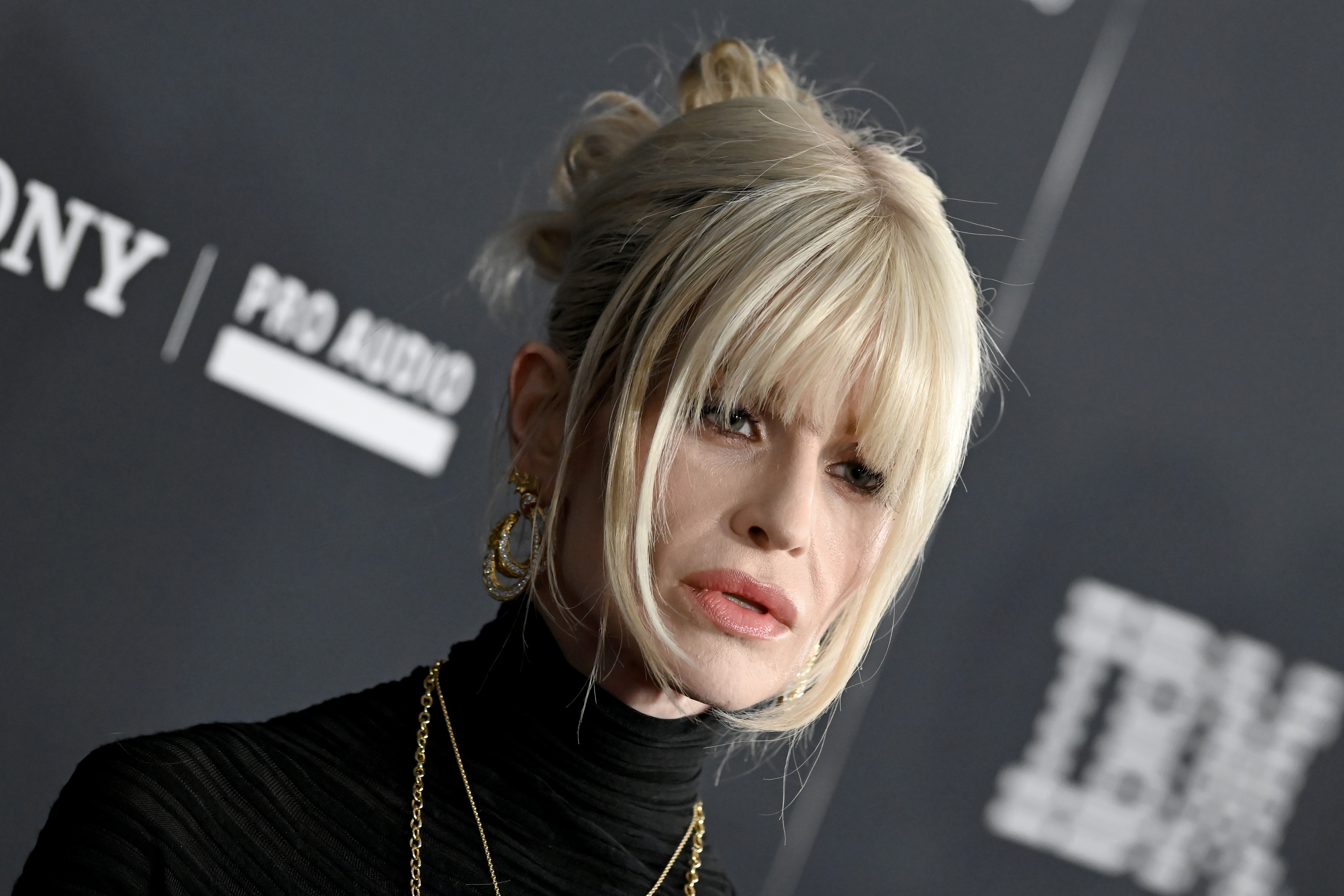 Kelly Osbourne posiert am 31. Januar 2026 auf dem roten Teppich bei der Pre-Grammy-Gala im Rahmen der 68. Grammy Awards im „The Beverly Hilton“ in Beverly Hills. | Quelle: Getty Images