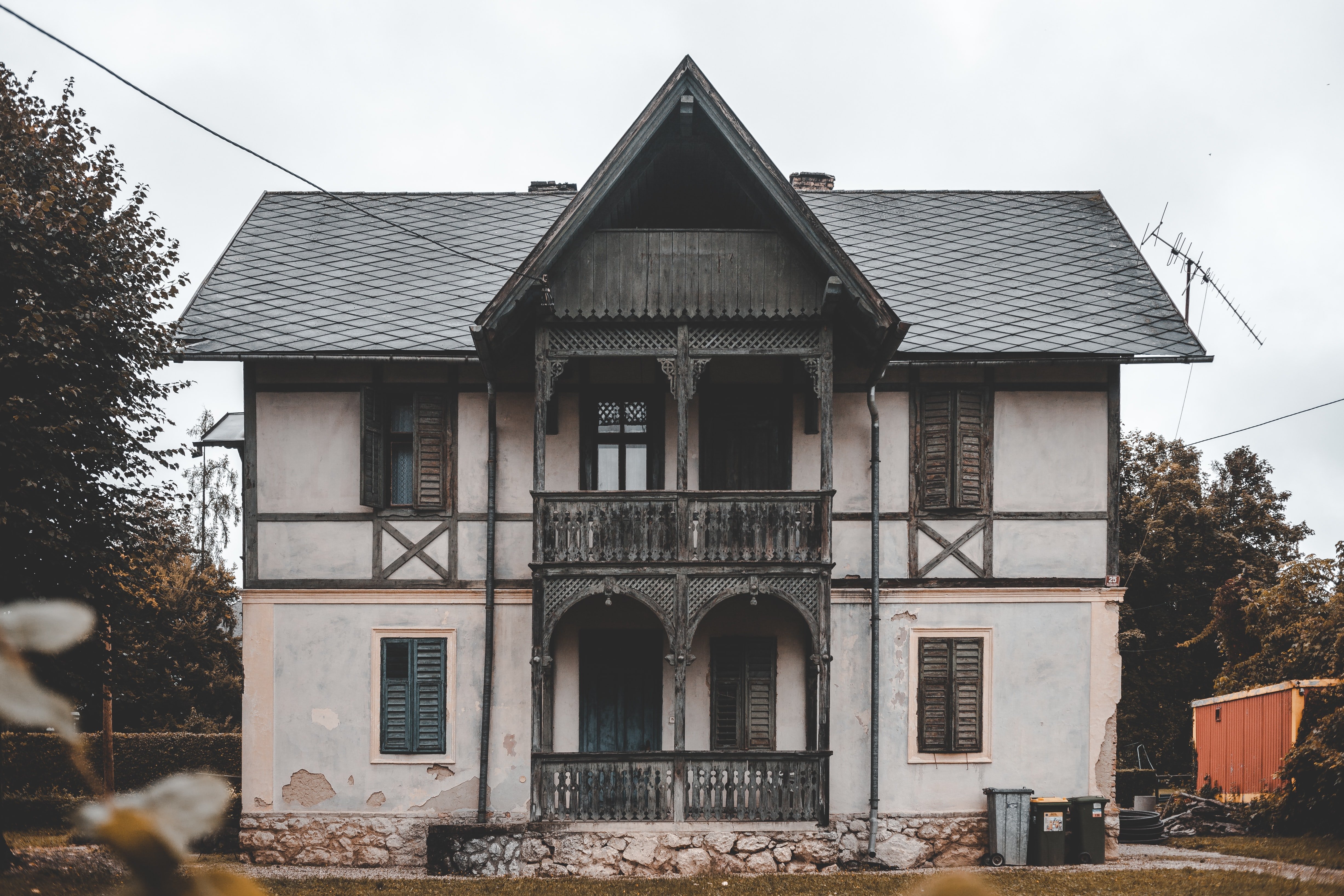 Edward hat ein altes Haus gekauft, an dem niemand interessiert war. | Quelle: Unsplash