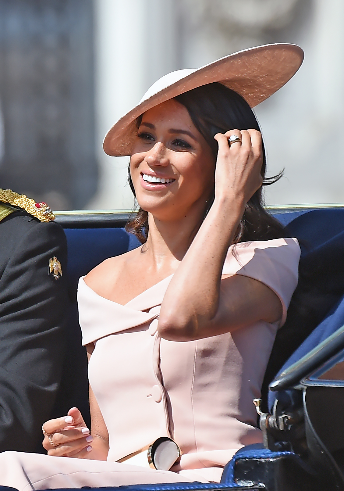 Meghan, Herzogin von Sussex, fährt in einer offenen Kutsche zur Trooping the Colour Zeremonie am 9. Juni 2018 in London, England | Quelle: Getty Images