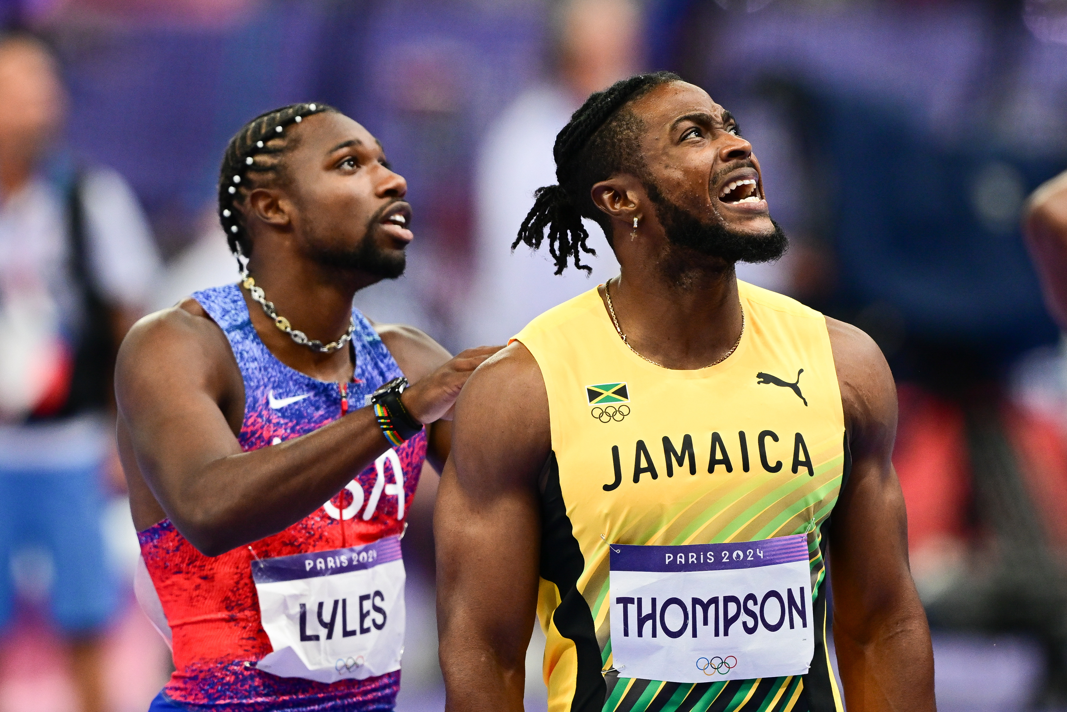 Noah Lyles und Kishane Thompson warten auf die Ergebnisse des Wettkampfs während des 100m-Finales der Männer bei den Olympischen Spielen Paris 2024 in Saint-Denis, Paris, am 4. August 2024. | Quelle: Getty Images