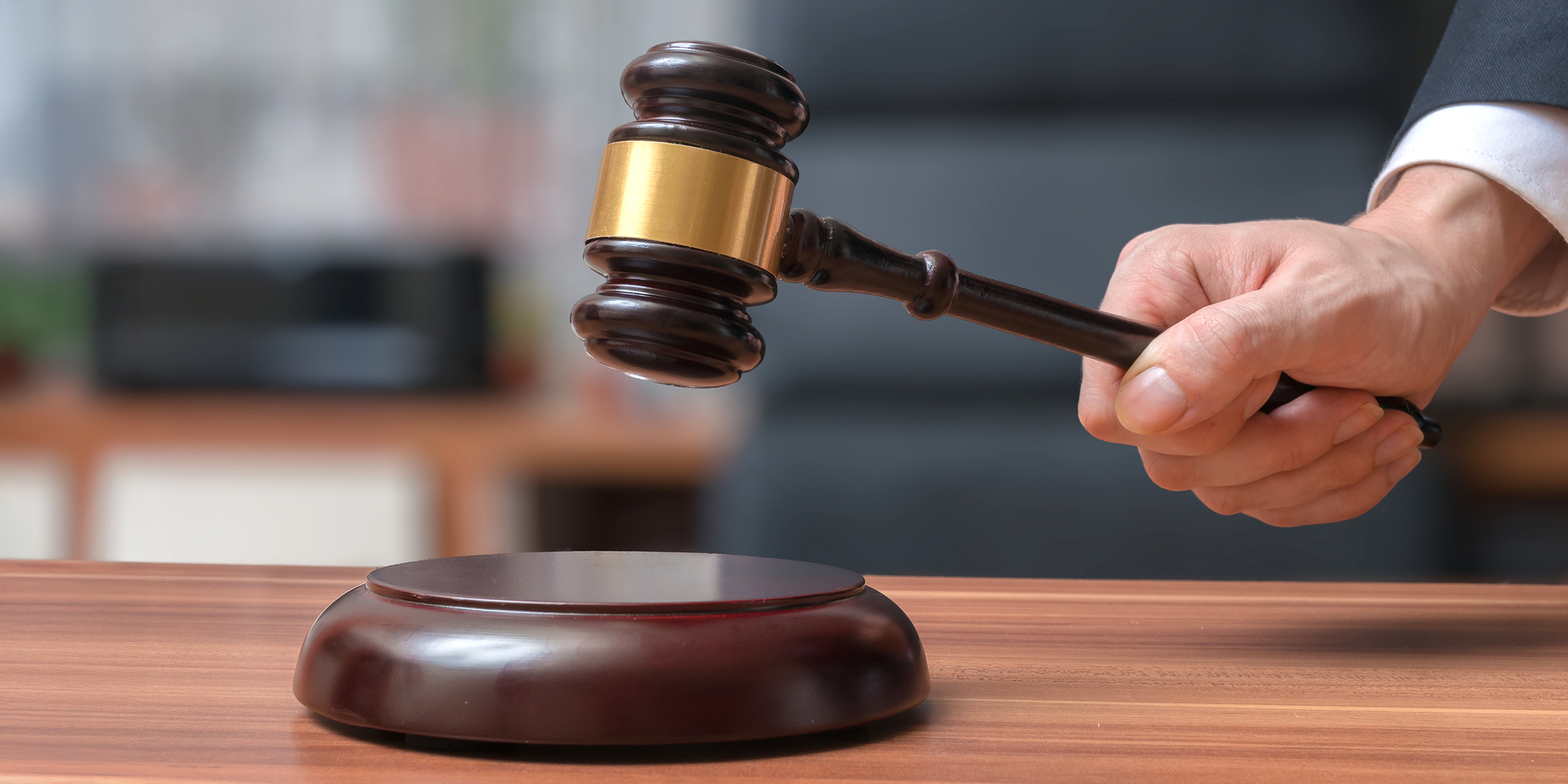 Eine Person hält einen Auktionshammer | Quelle: Shutterstock