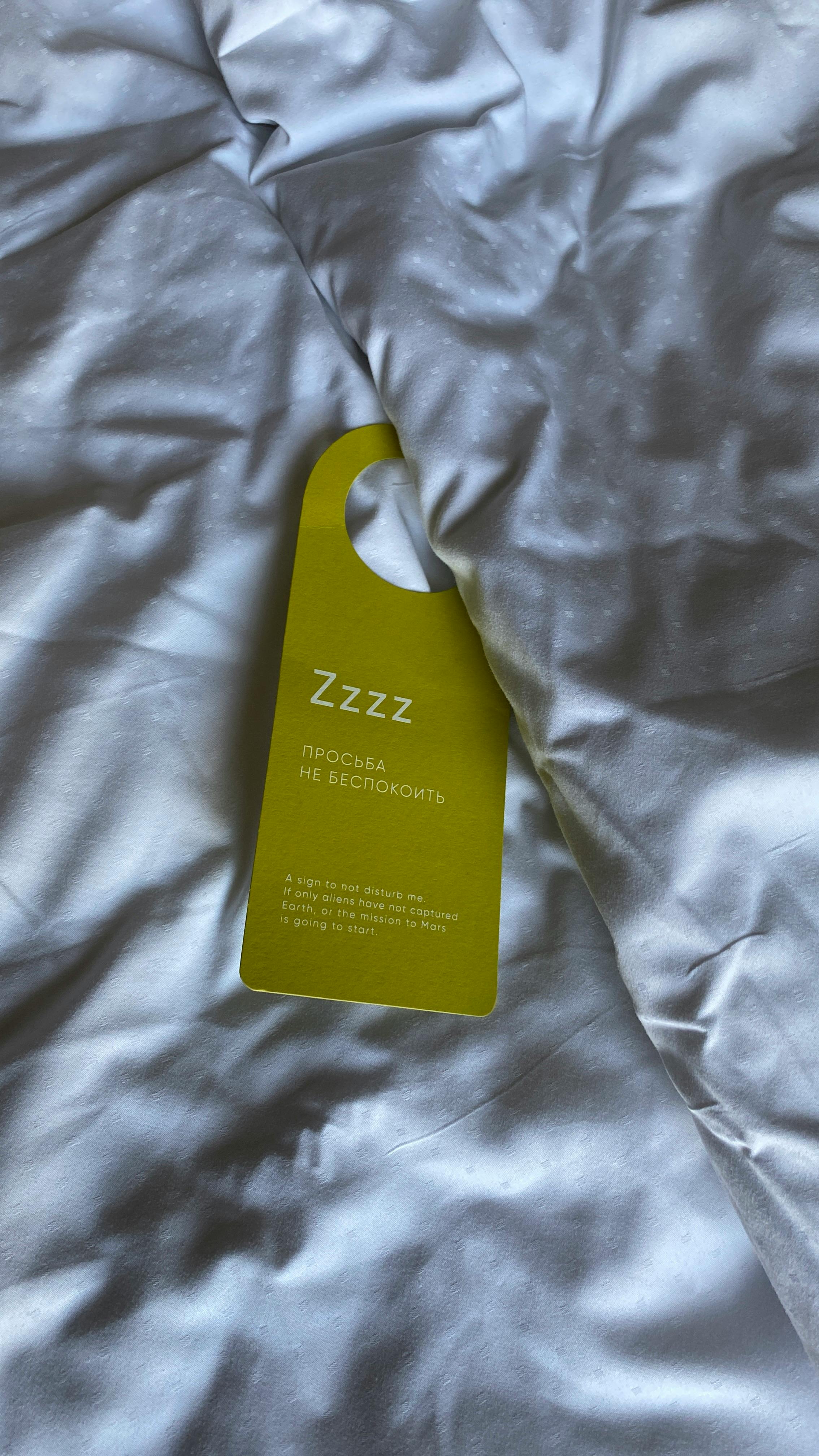 Hotelschlüsselkarte auf dem Bett | Quelle: Pexels