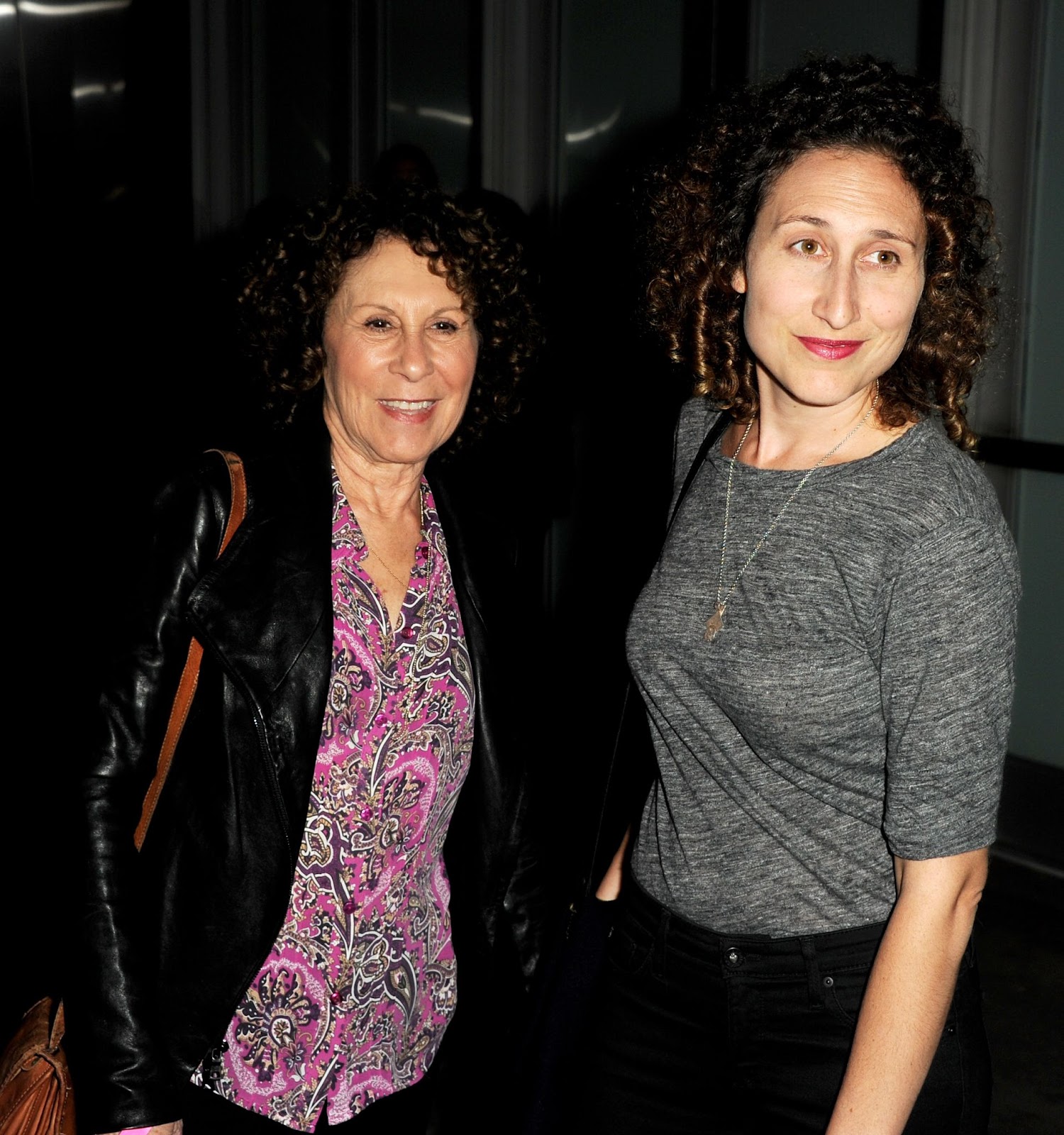 Rhea Perlman und Grace Fan DeVito bei der Vorführung von "CBGB" am 1. Oktober 2013 in Los Angeles, Kalifornien. | Quelle: Getty Images