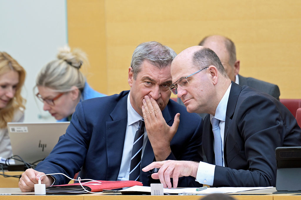 Markus Söder (CSU, links), Ministerpräsident von Bayern, im Gespräch mit Albert Füracker (CSU), dem bayerischen Finanzminister, im Landtag. | Quelle: Getty Images