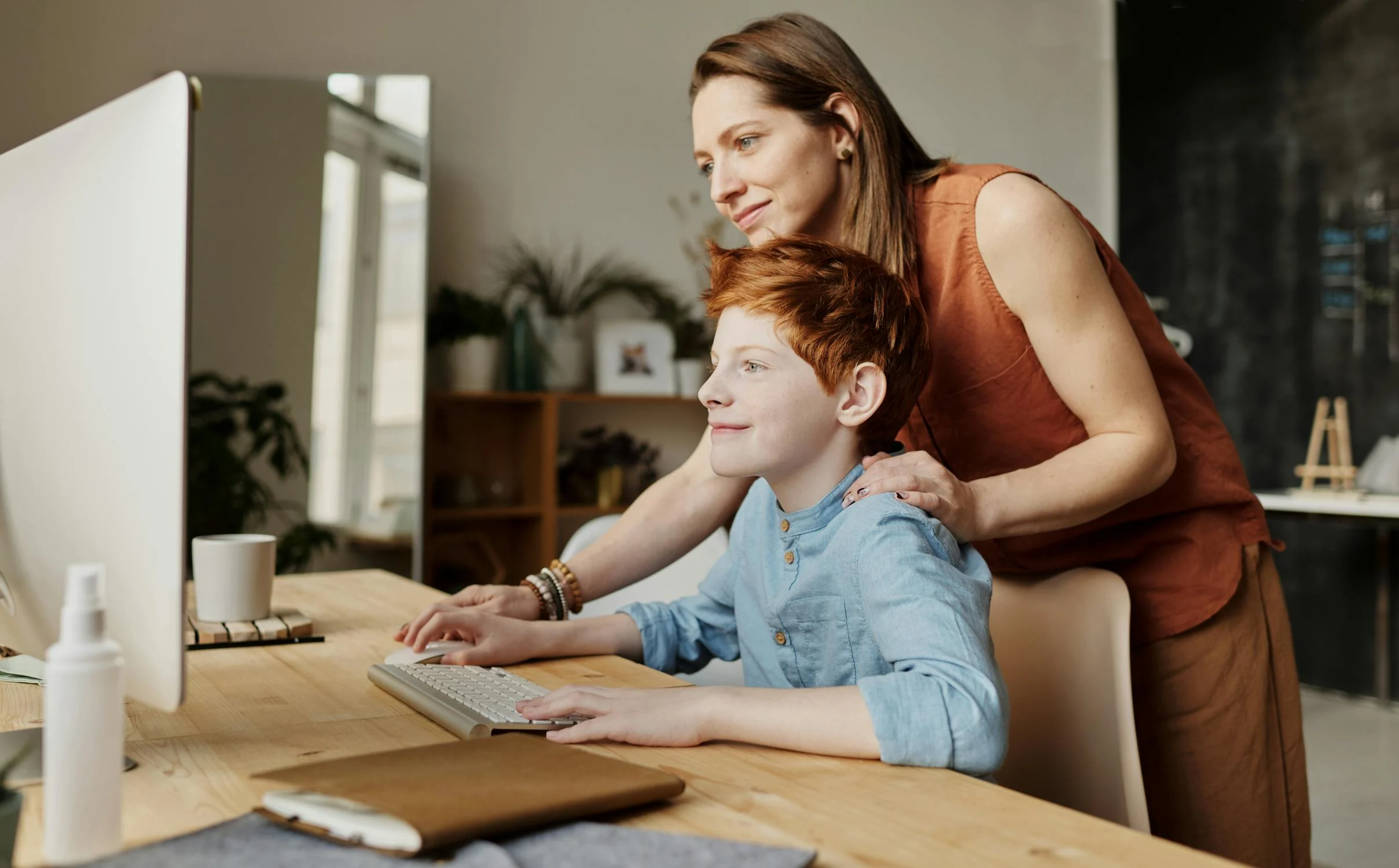 Eine Frau und ihr Sohn | Quelle: Pexels