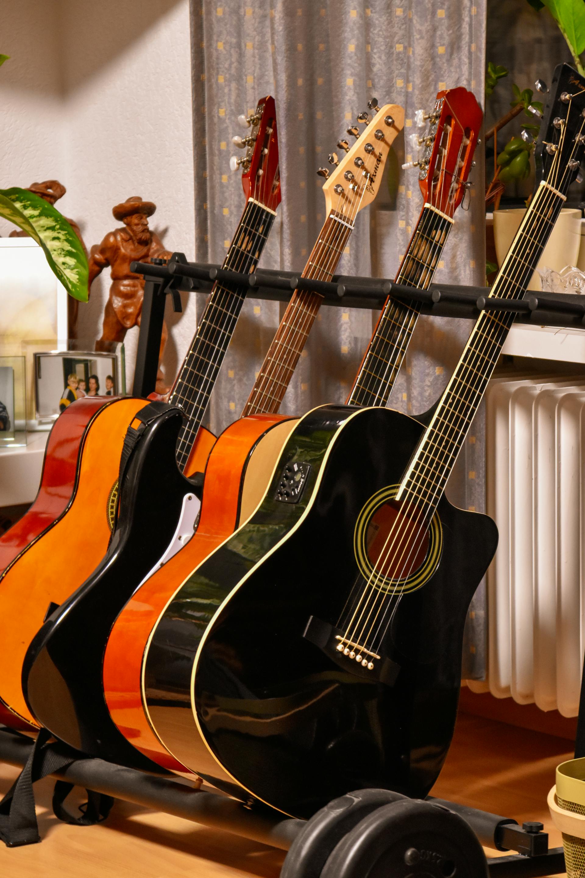 Eine Ausstellung von Gitarren | Quelle: Pexels