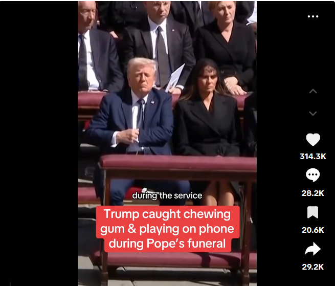 US-Präsident Donald Trump und First Lady Melania Trump während der Beerdigungszeremonie von Papst Franziskus, aufgenommen am 28. April 2025. | Quelle: Tiktok/@dailymirror