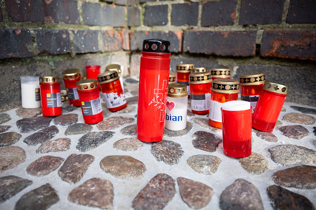 29. Oktober 2025, Mecklenburg-Vorpommern, Güstrow: Vor der Marienkirche in Güstrow werden Kerzen aufgestellt, um an den achtjährigen Fabian zu erinnern. | Quelle: Getty Images