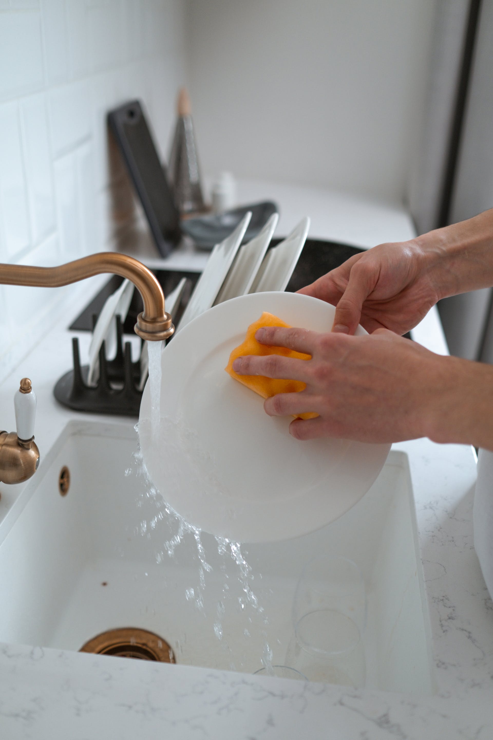 Person beim Geschirrspülen | Quelle: Pexels
