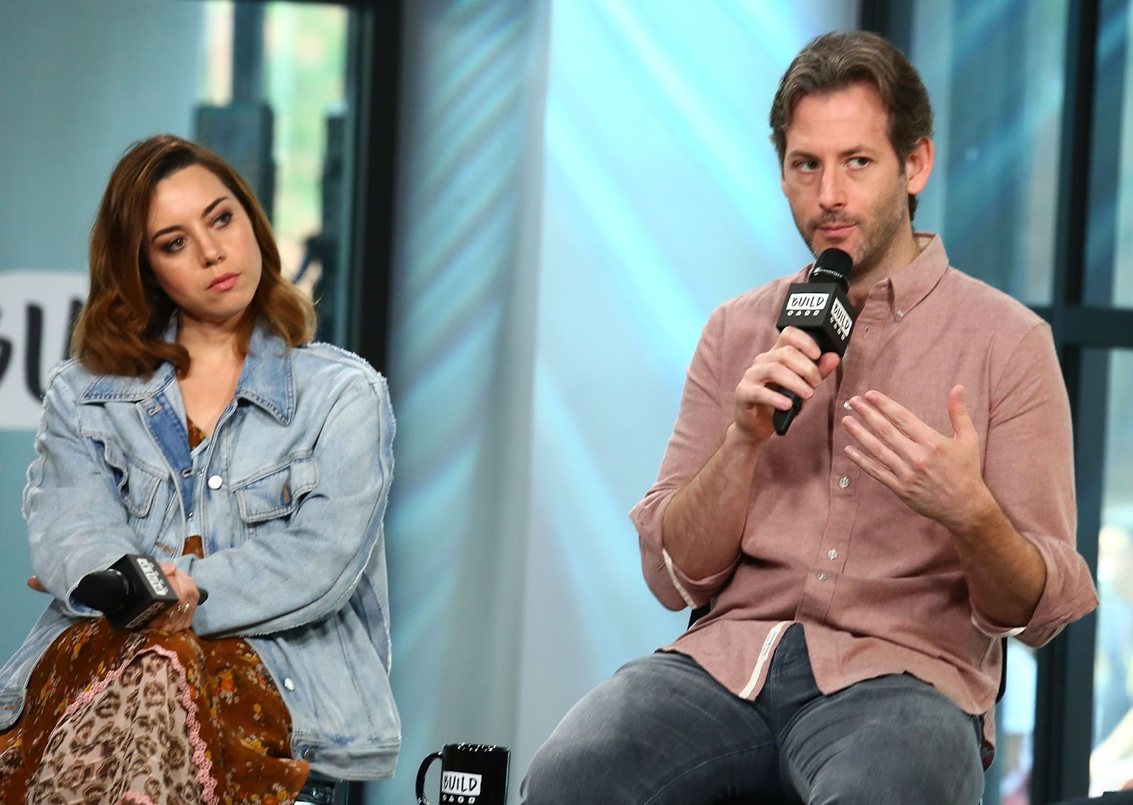 Aubrey Plaza und Jeff Baena während einer Diskussion über