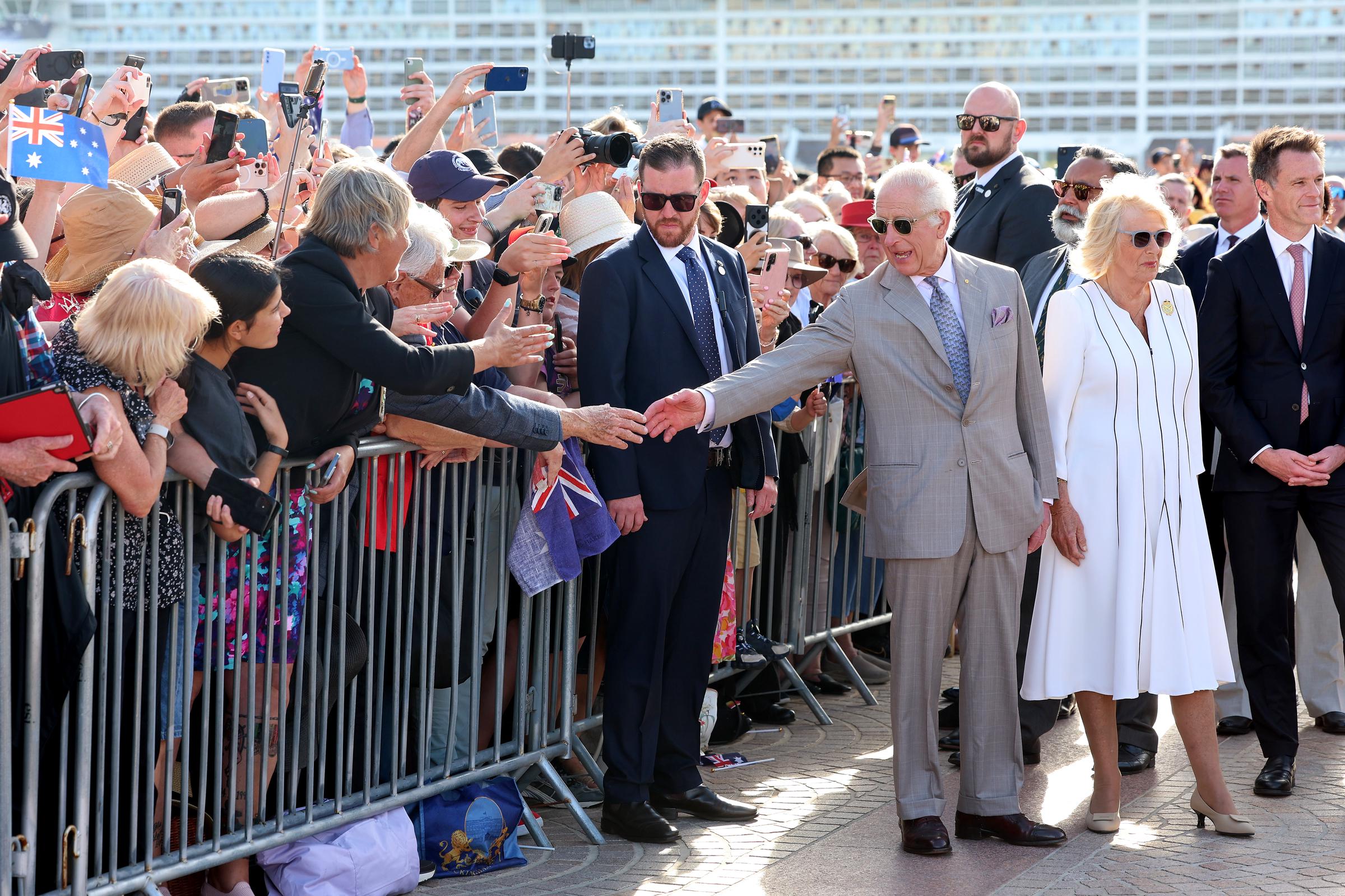 König Karl III. grüßt einen Zuschauer, als er am 22. Oktober 2024 in Sydney, Australien, am Opernhaus ankommt. | Quelle: Getty Images