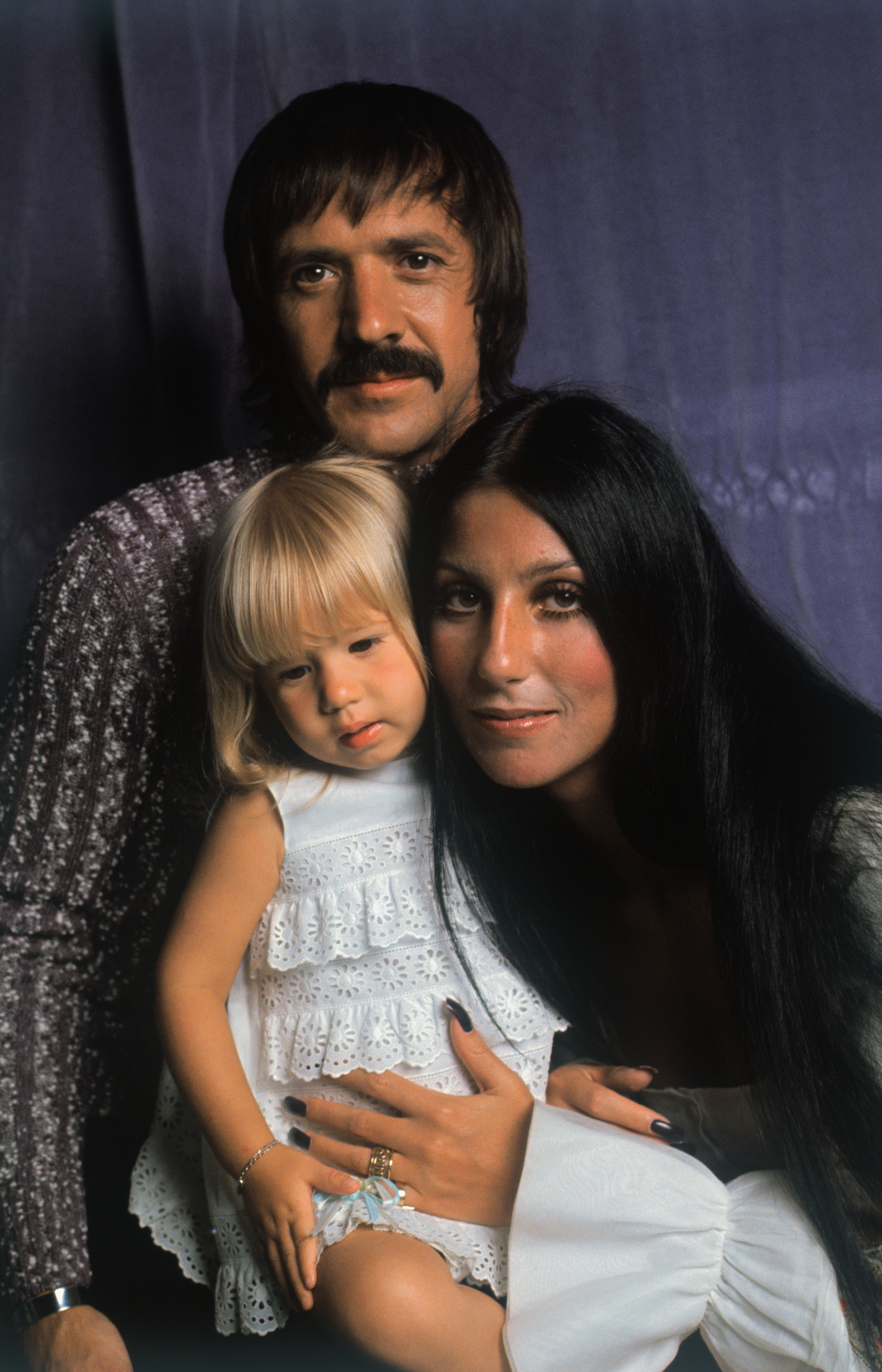 Sonny und Cher mit Chastity Bono im Jahr 1971. | Quelle: Getty Images