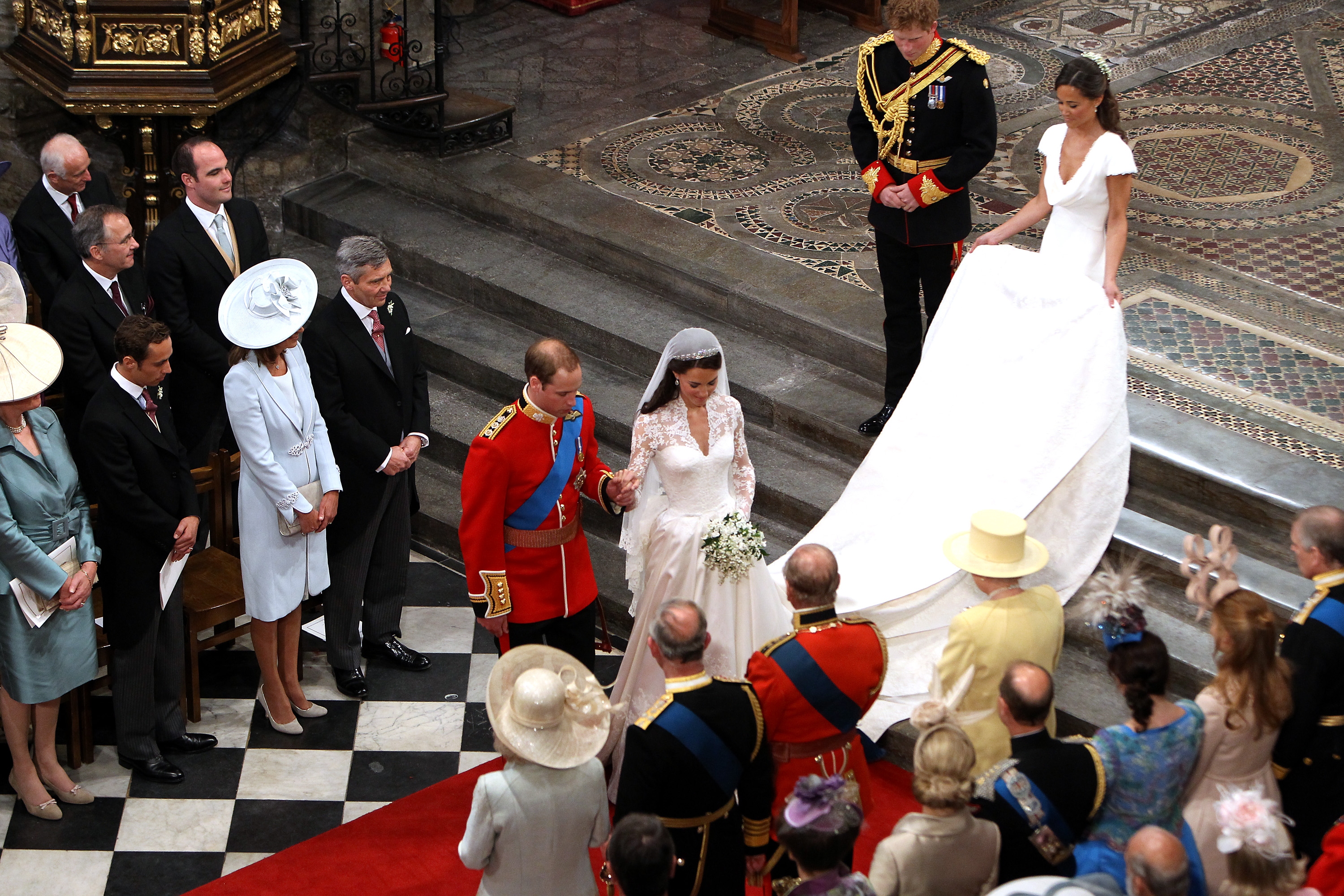 Prinz William und Catherine Middleton verbeugen sich vor Königin Elizabeth II. am Ende ihrer Hochzeitszeremonie am 29. April 2011 in London, England. | Quelle: Getty Images