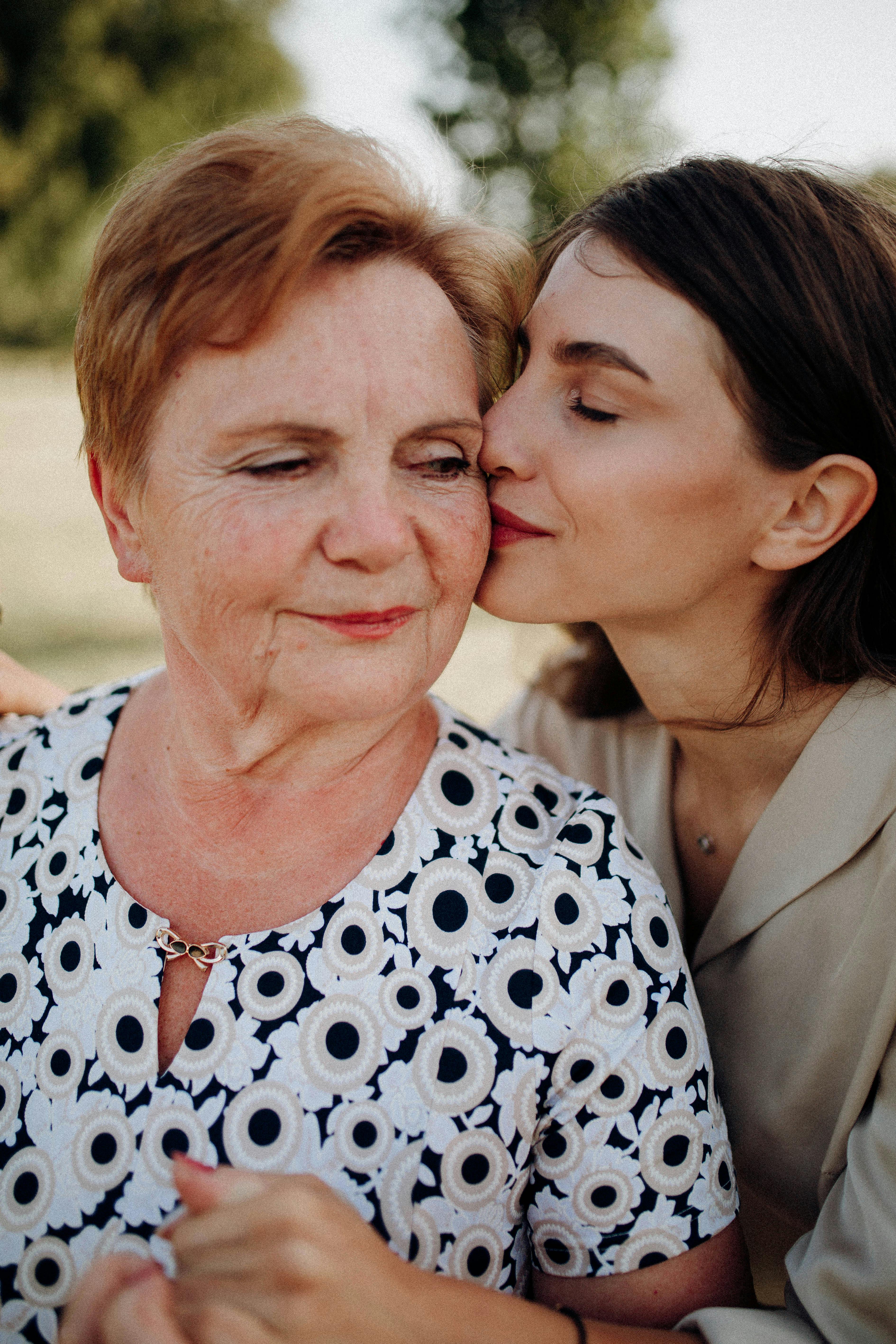 Eine junge Frau küsst eine ältere Frau auf die Wange | Quelle: Pexels