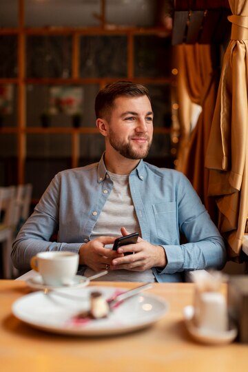 Ein lächelnder Mann in einem Cafe | Quelle: Freepik